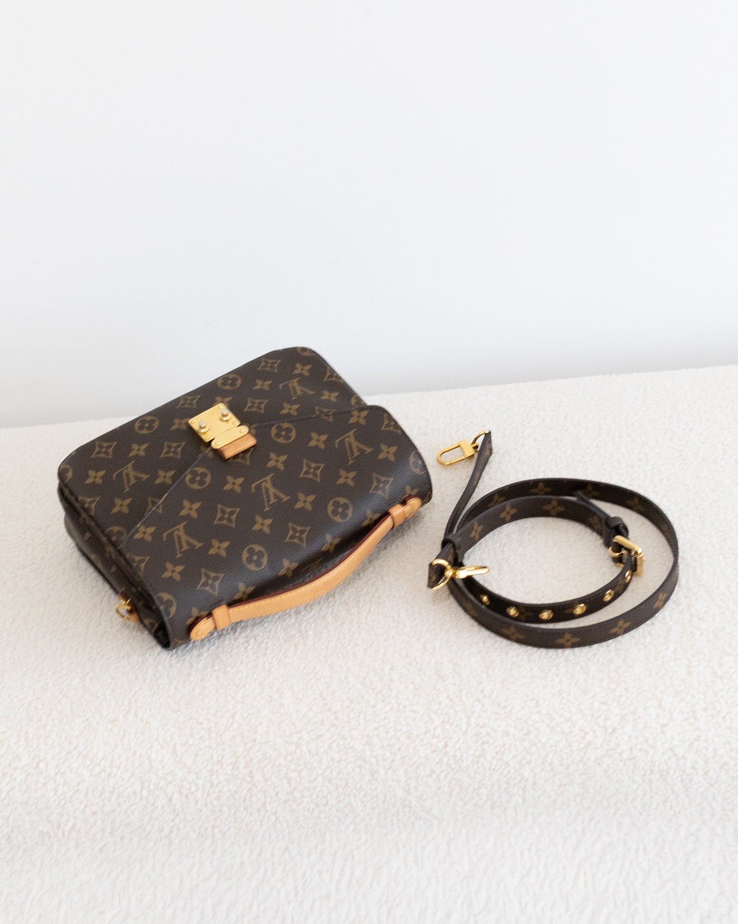 LOUIS VUITTON Pochette Metis