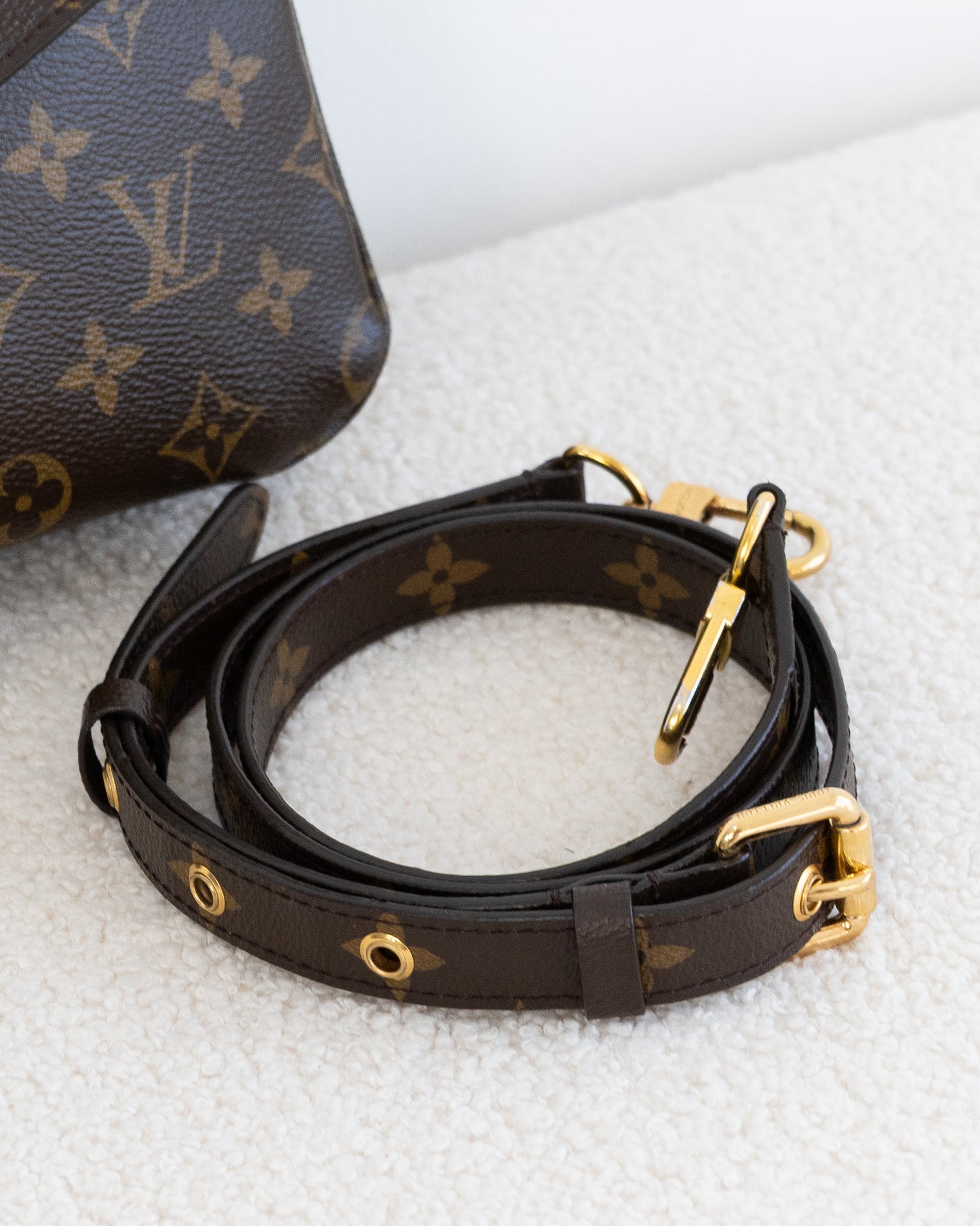 LOUIS VUITTON Pochette Metis