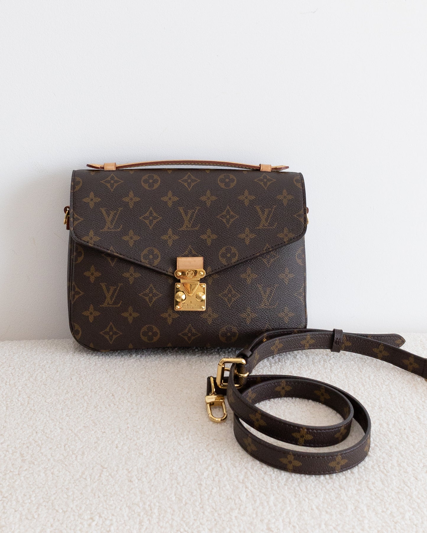 LOUIS VUITTON Pochette Metis