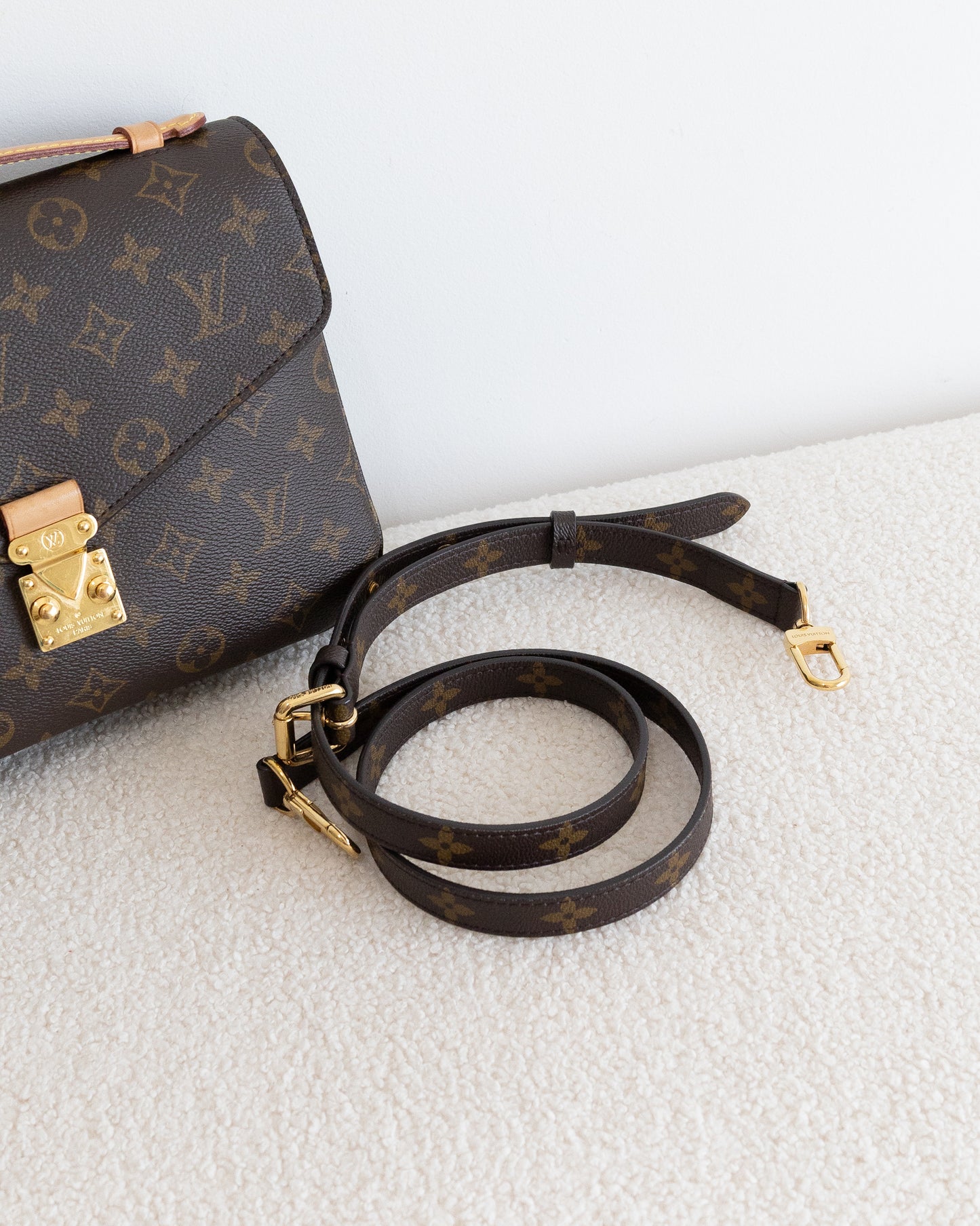 LOUIS VUITTON Pochette Metis
