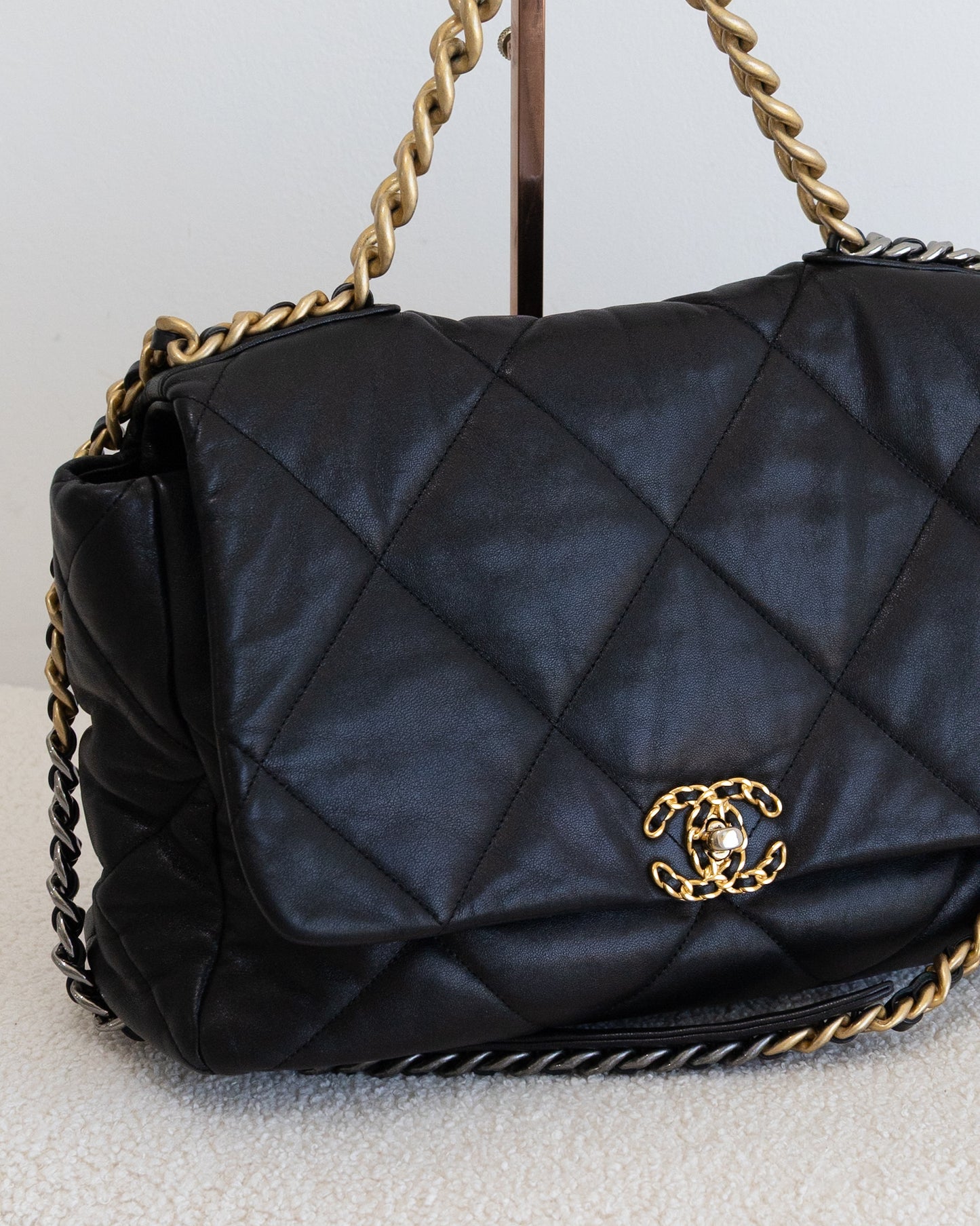 CHANEL 19 Maxi