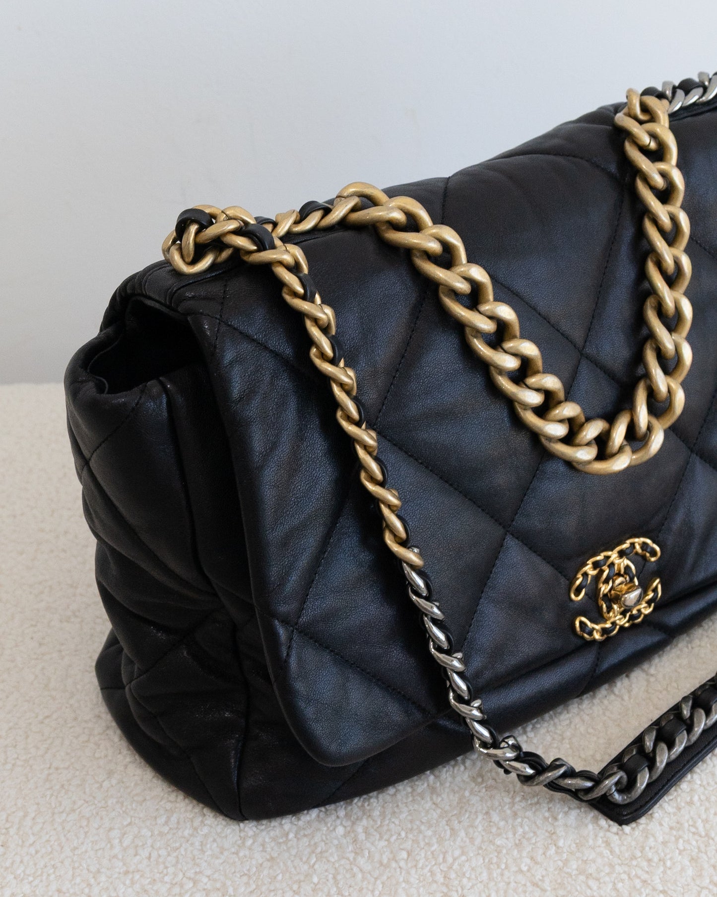CHANEL 19 Maxi