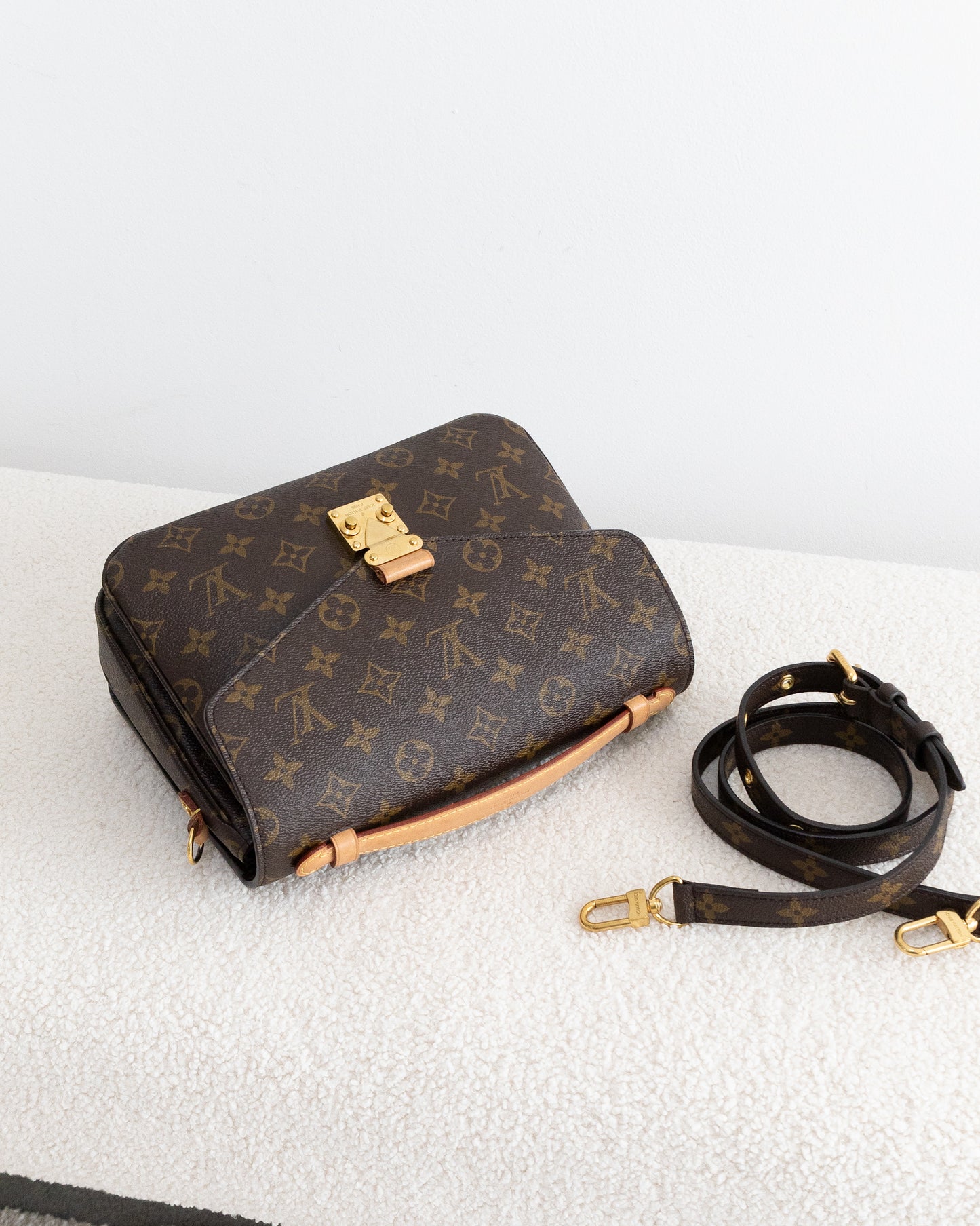 LOUIS VUITTON Pochette Metis