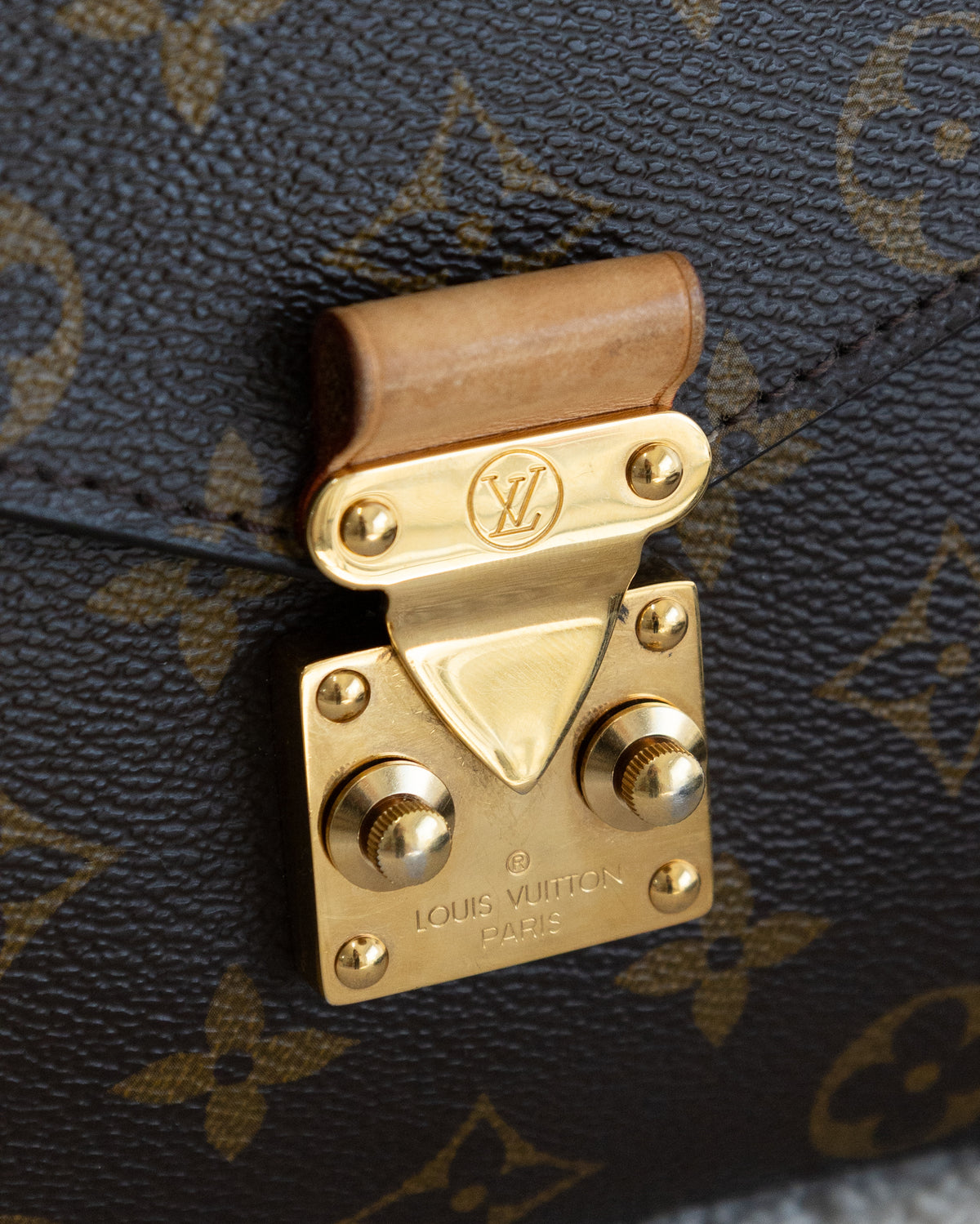 LOUIS VUITTON Pochette Metis