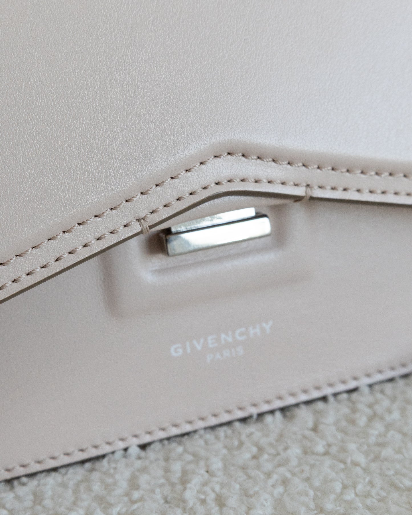 GIVENCHY Bow Cut