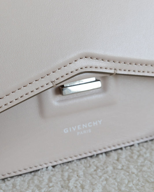 GIVENCHY Bow Cut