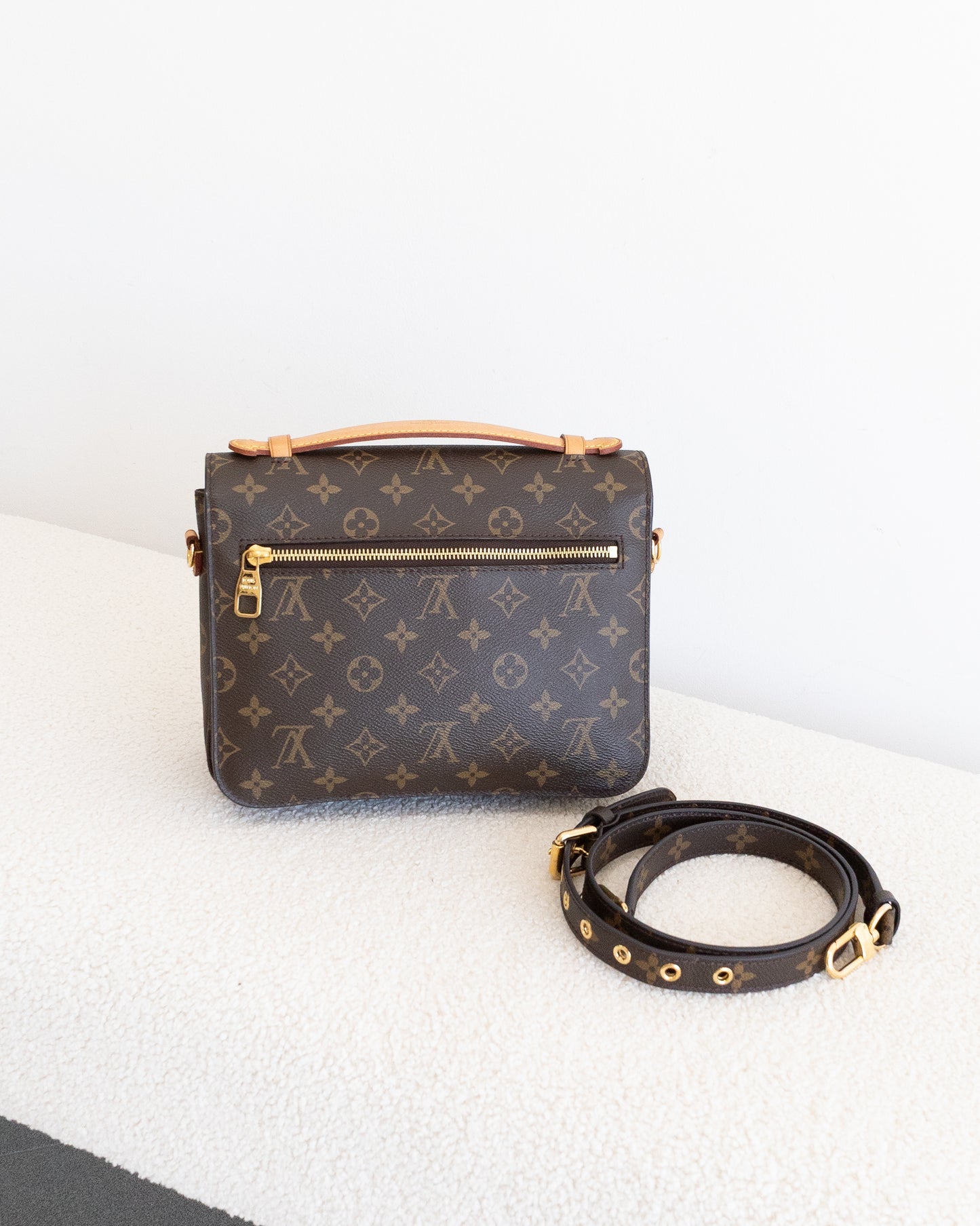 LOUIS VUITTON Pochette Metis