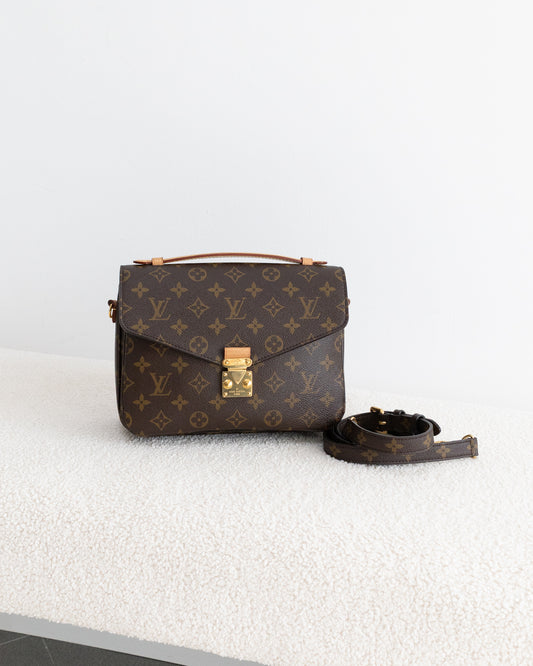 LOUIS VUITTON Pochette Metis