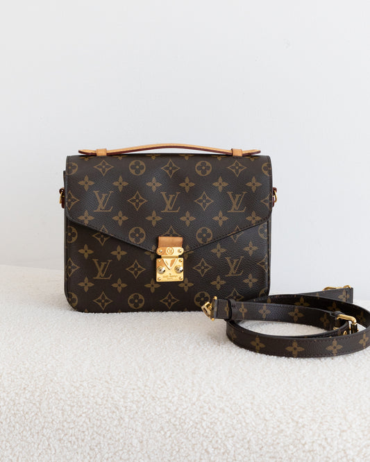 LOUIS VUITTON Pochette Metis