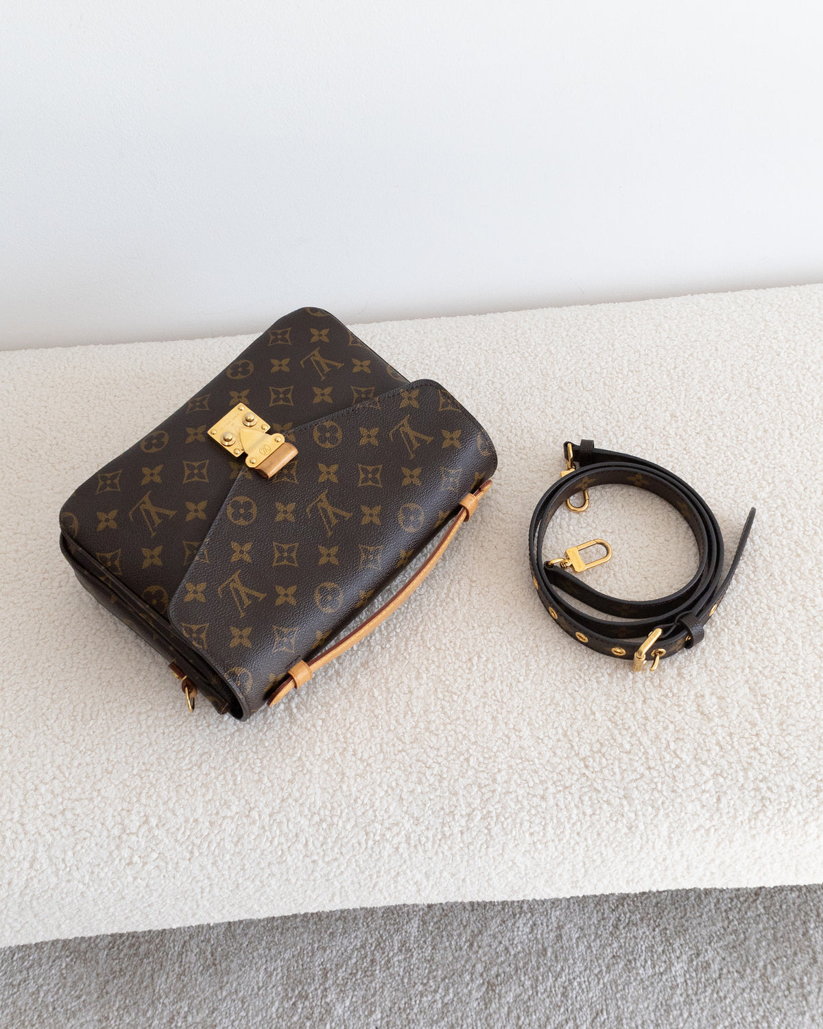 LOUIS VUITTON Pochette Metis
