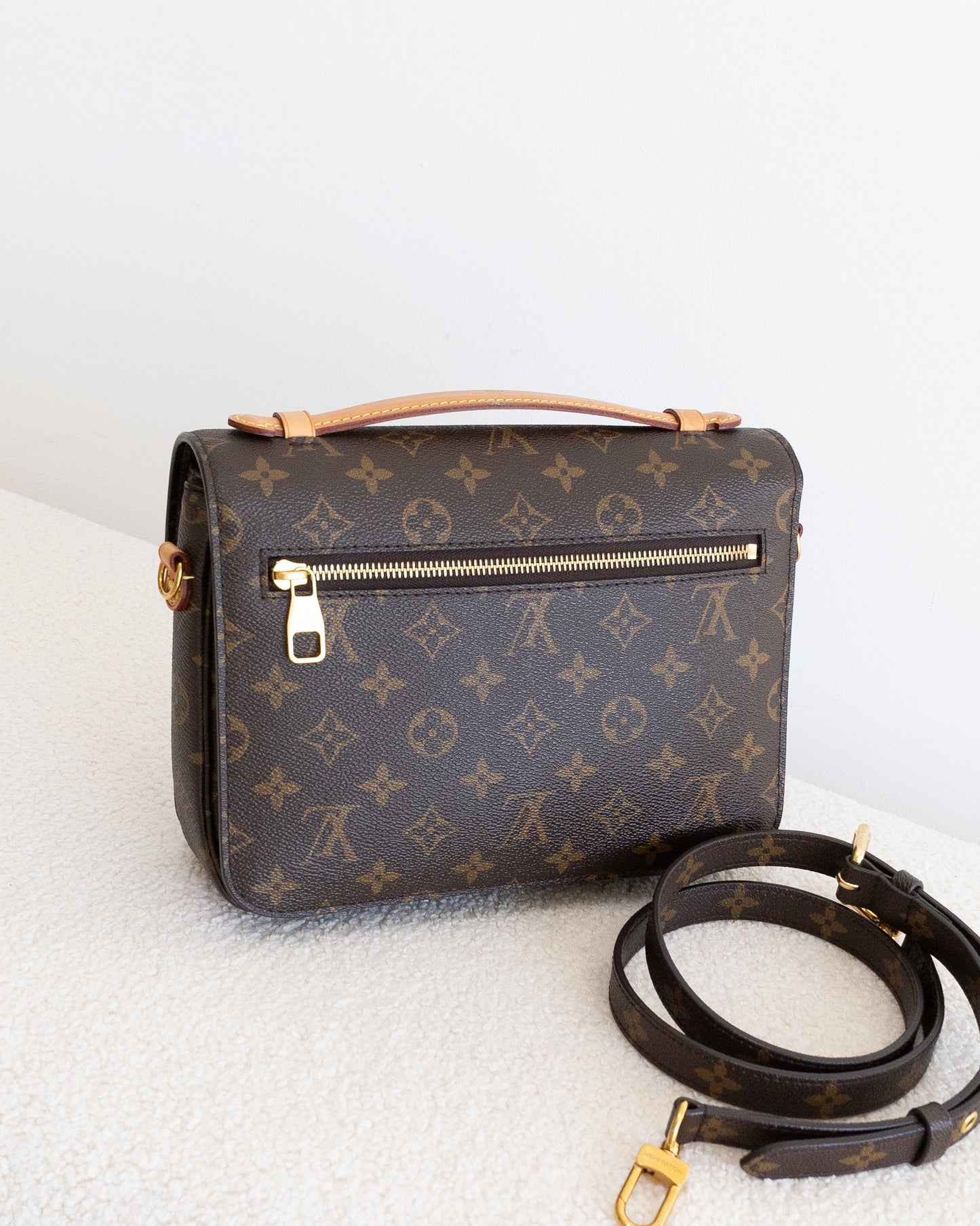 LOUIS VUITTON Pochette Metis