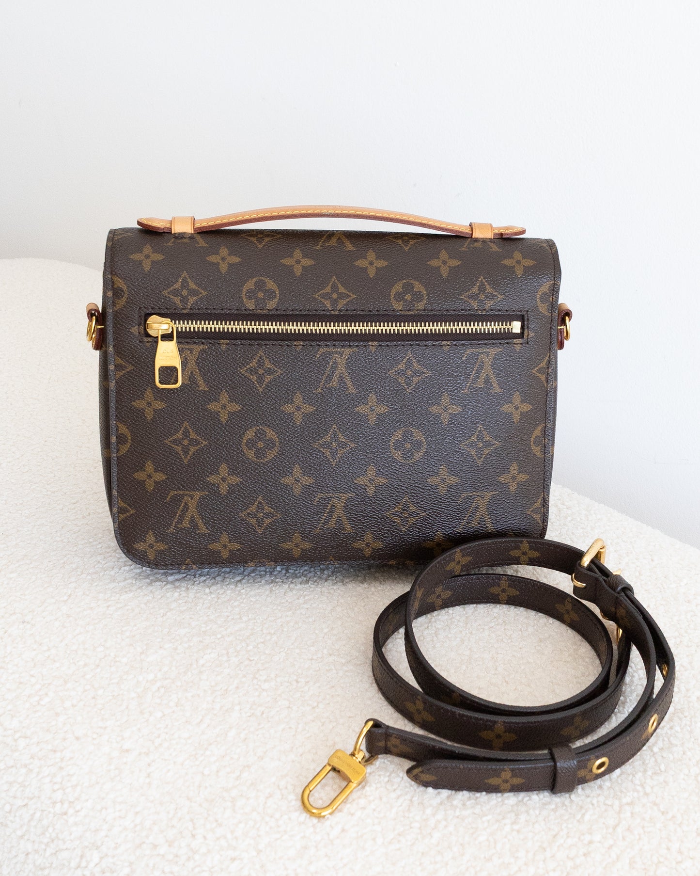 LOUIS VUITTON Pochette Metis