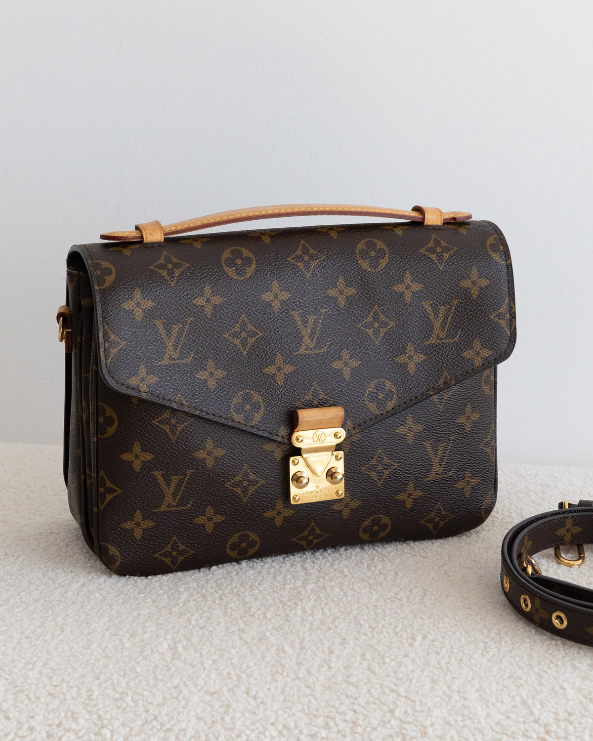 LOUIS VUITTON Pochette Metis
