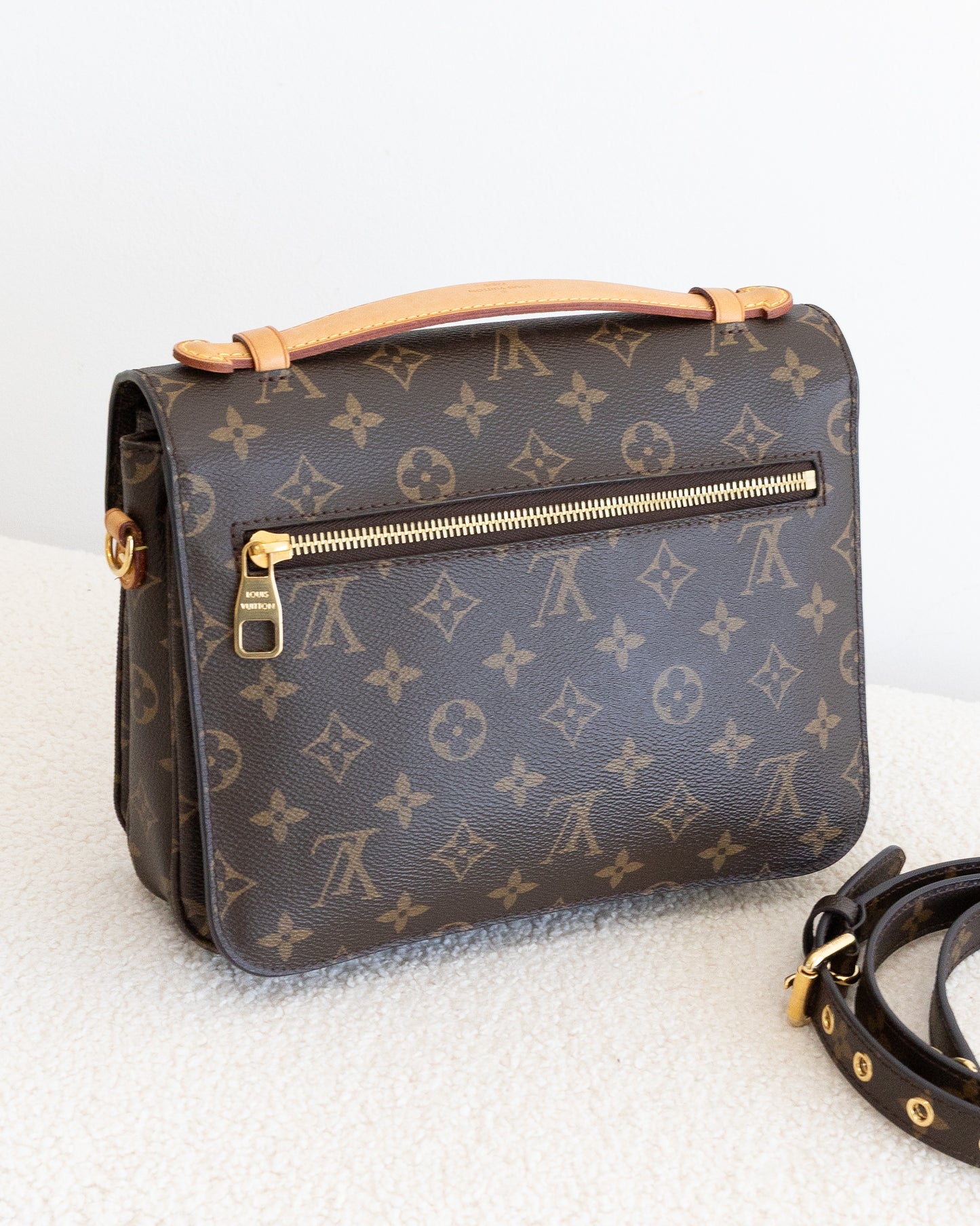 LOUIS VUITTON Pochette Metis