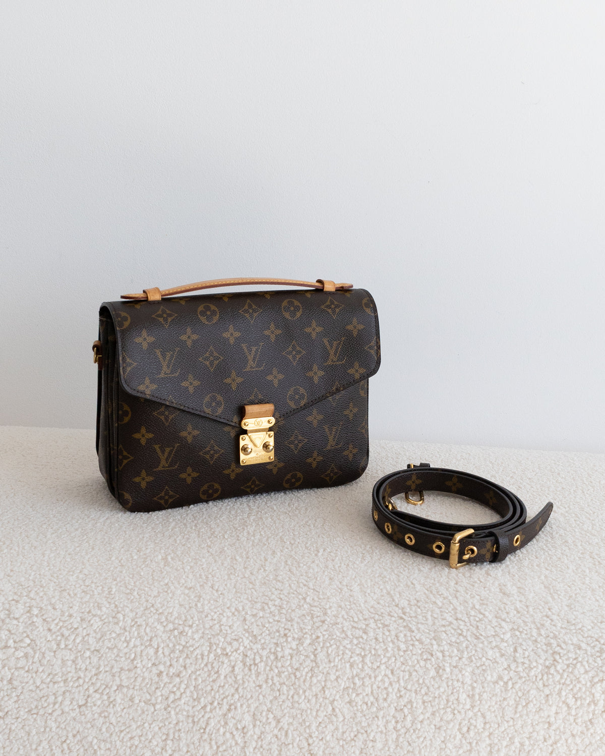 LOUIS VUITTON Pochette Metis