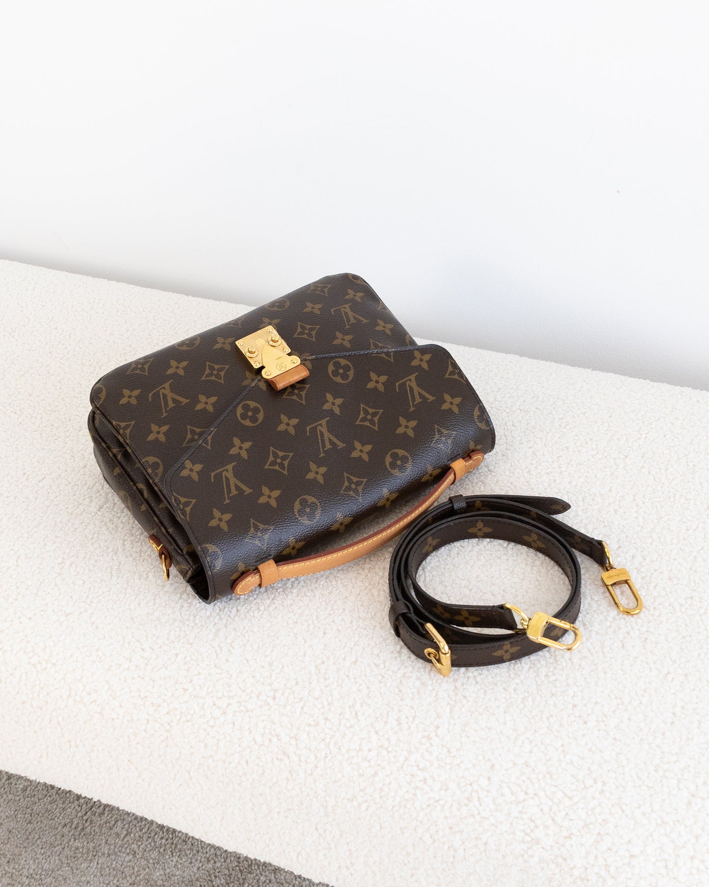 LOUIS VUITTON Pochette Metis
