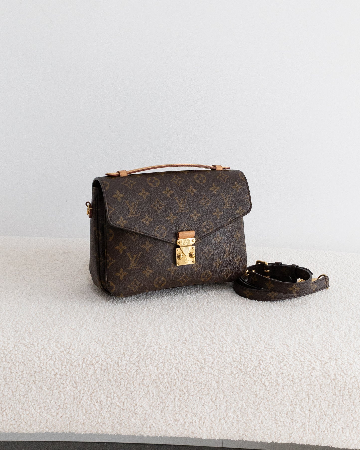 LOUIS VUITTON Pochette Metis