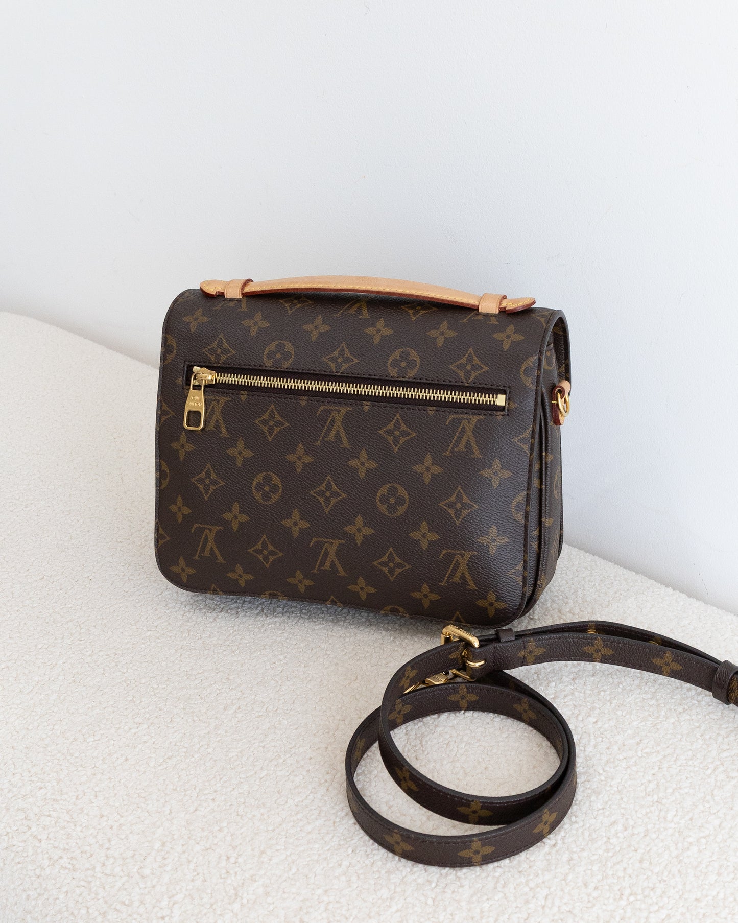 LOUIS VUITTON Pochette Metis