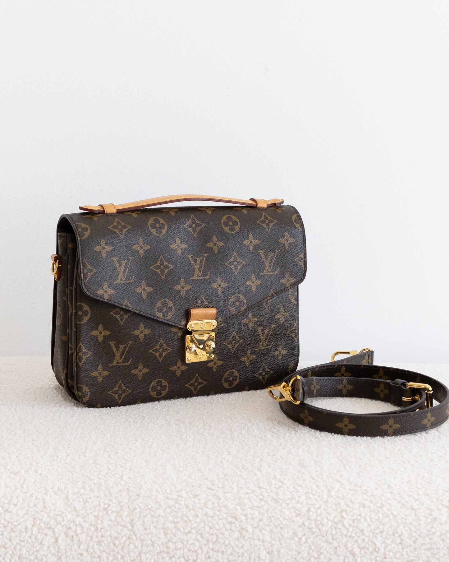 LOUIS VUITTON Pochette Metis