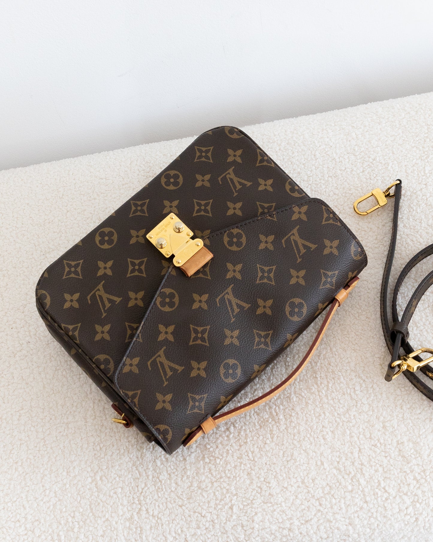 LOUIS VUITTON Pochette Metis