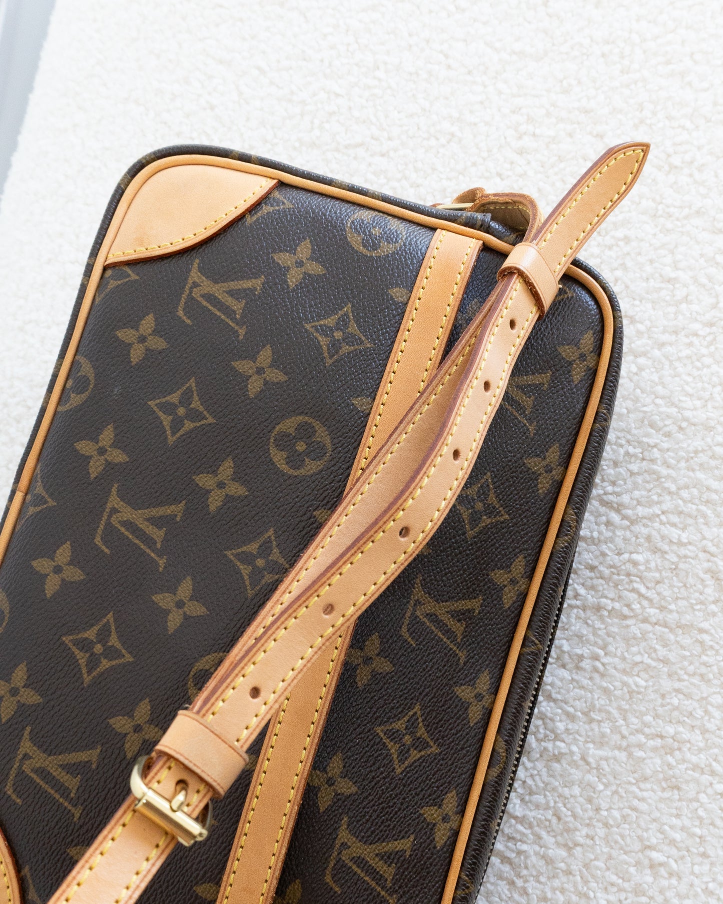LOUIS VUITTON Trocadero 27