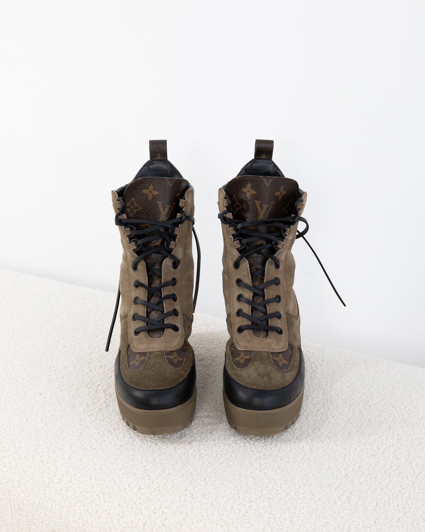 LOUIS VUITTON Desert Boots 38