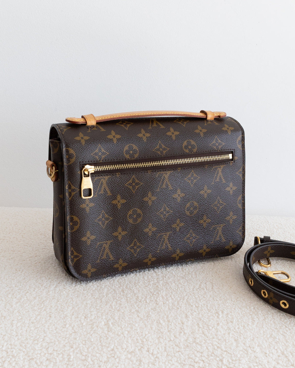 LOUIS VUITTON Pochette Metis