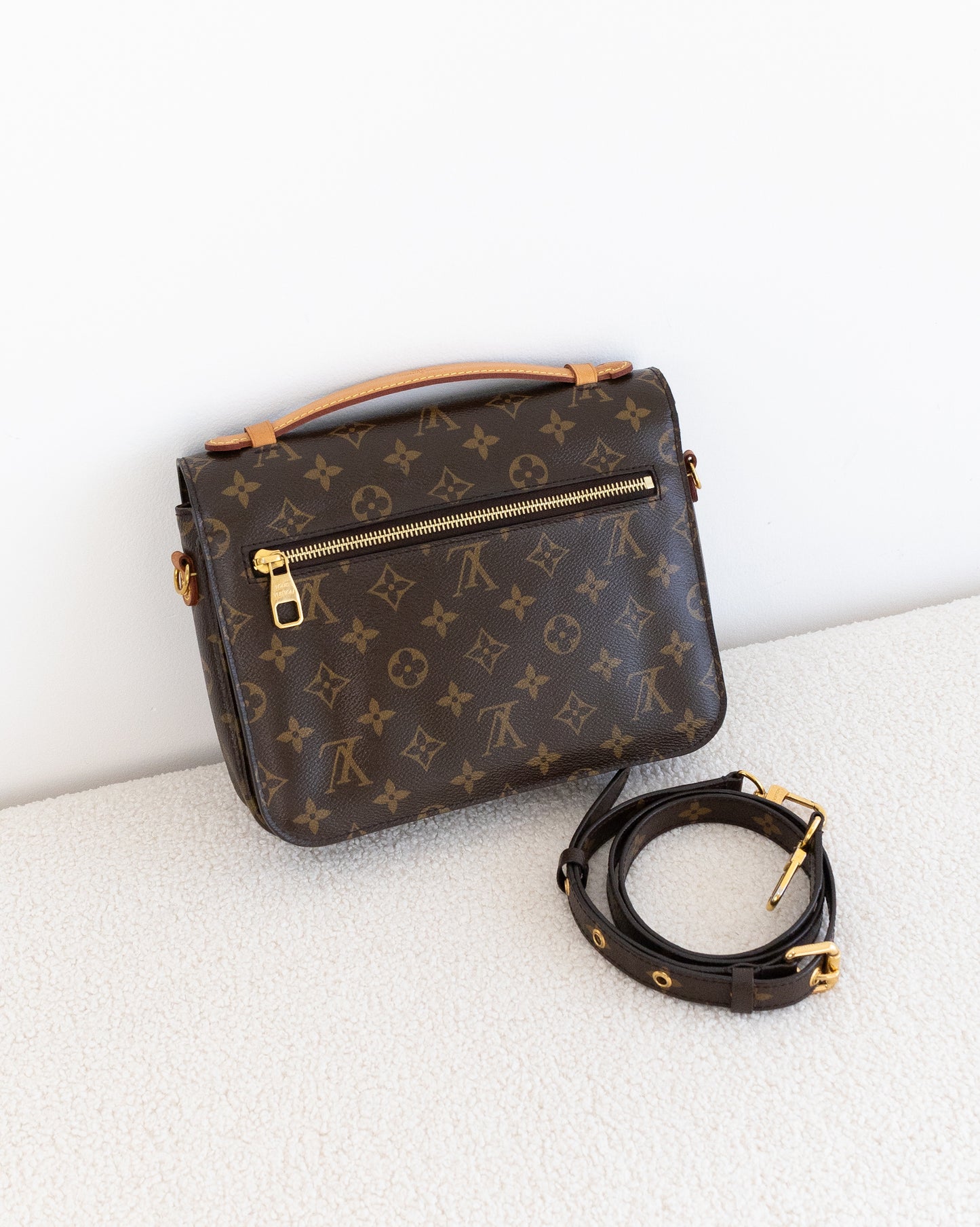 LOUIS VUITTON Pochette Metis