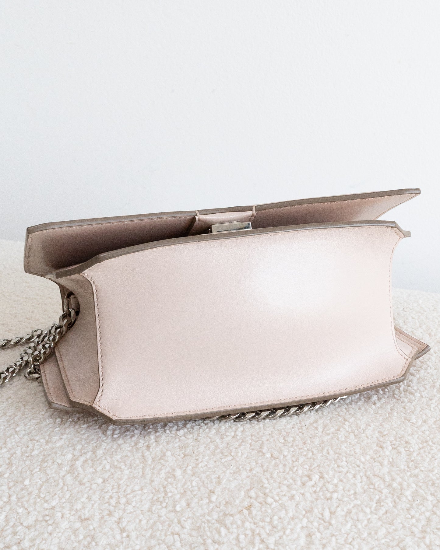 GIVENCHY Bow Cut