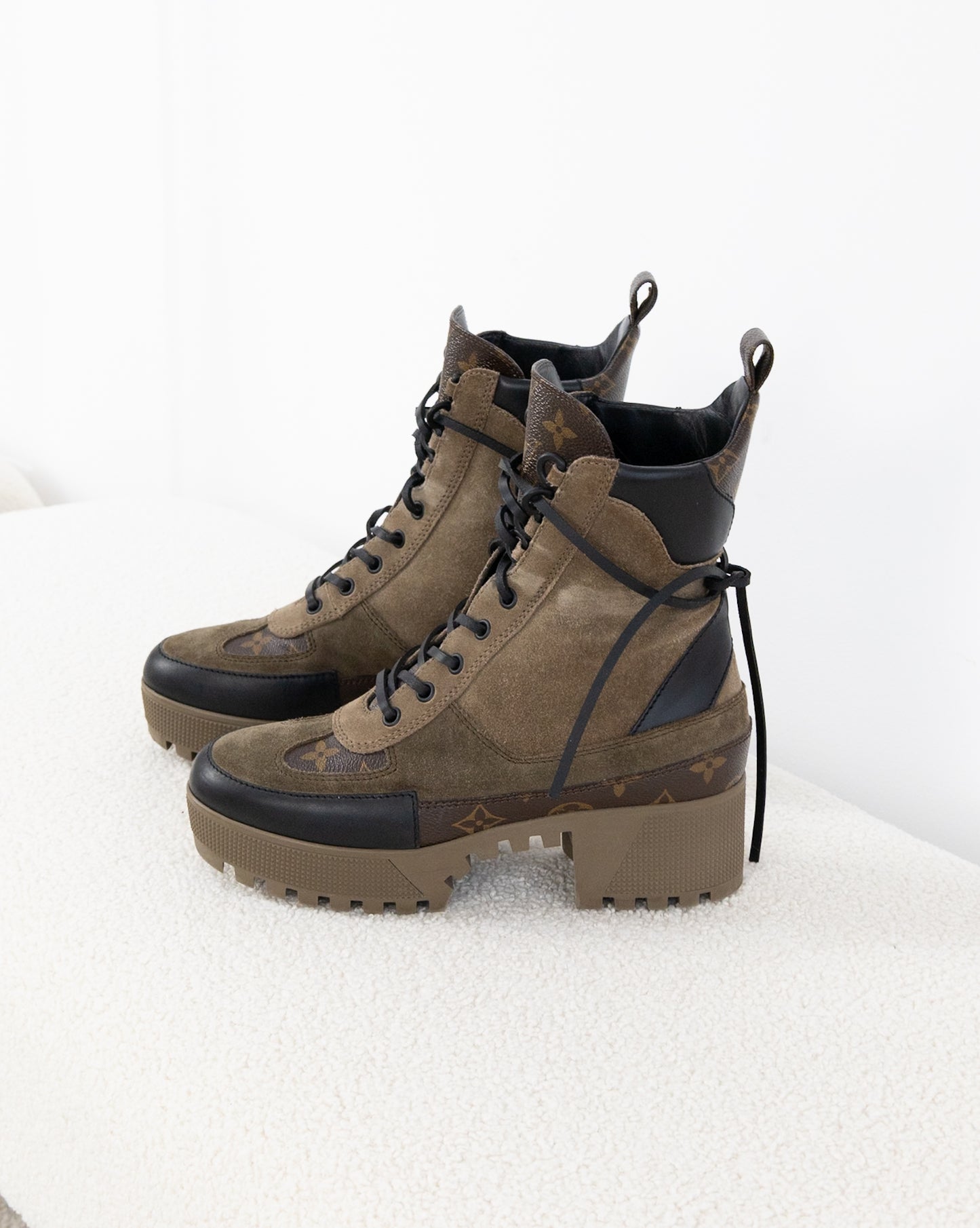 LOUIS VUITTON Desert Boots 38