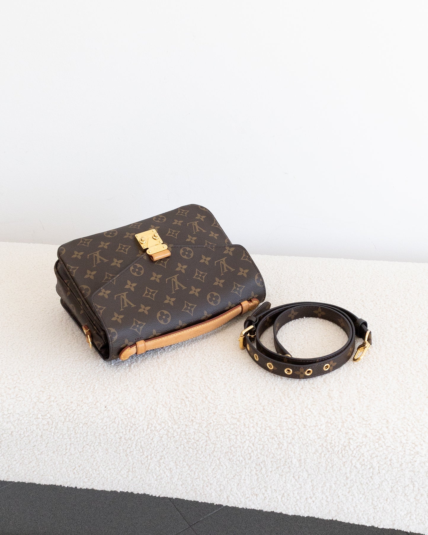 LOUIS VUITTON Pochette Metis