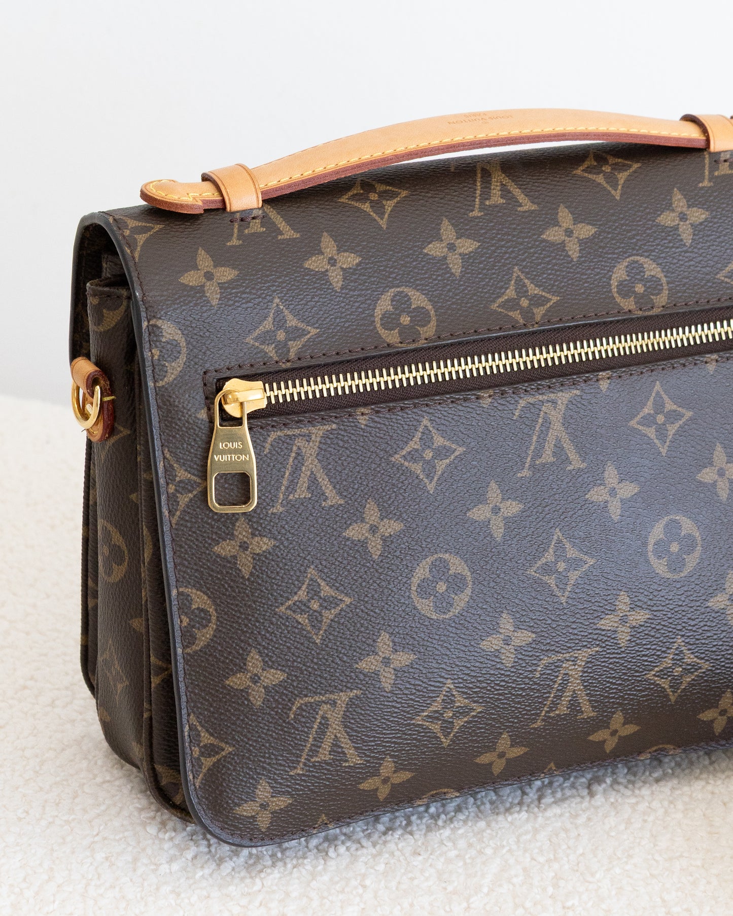 LOUIS VUITTON Pochette Metis