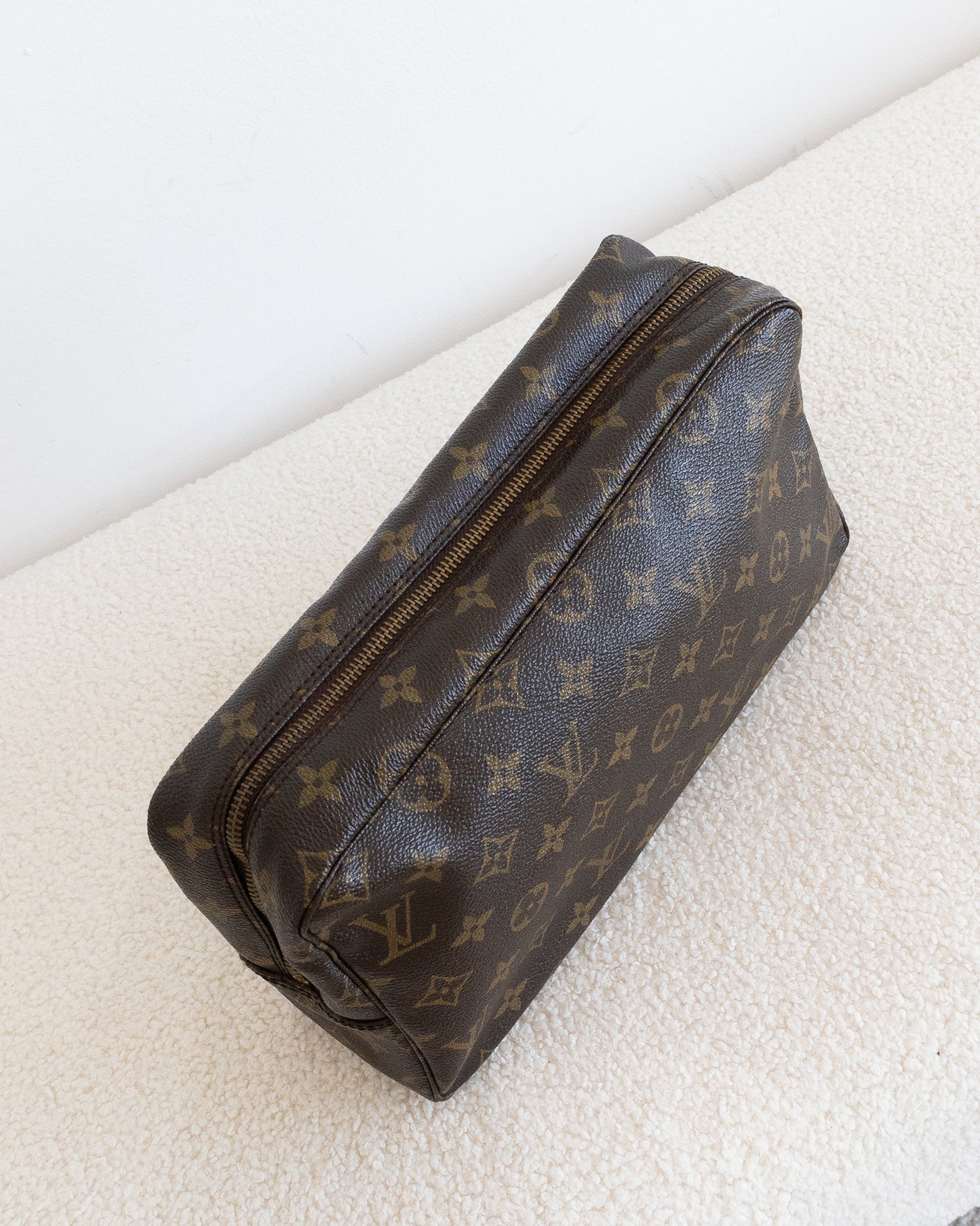 LOUIS VUITTON Trousse Toilette 28