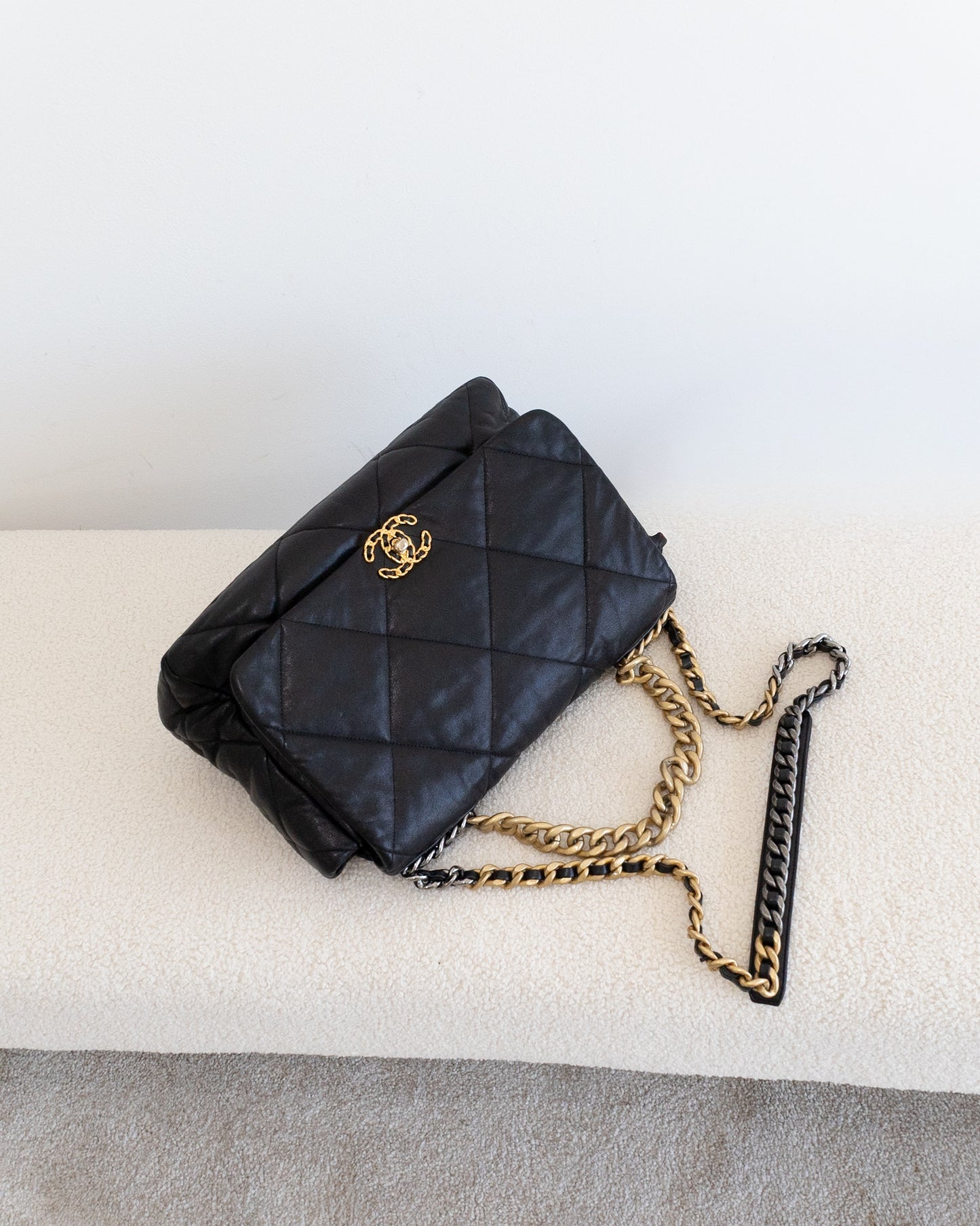 CHANEL 19 Maxi