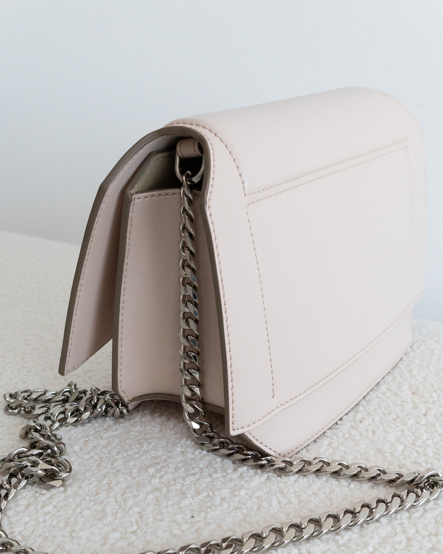 GIVENCHY Bow Cut