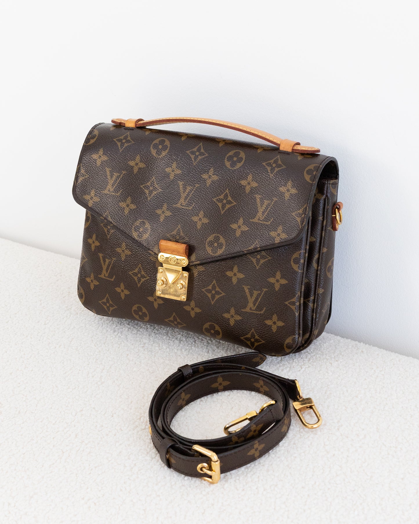 LOUIS VUITTON Pochette Metis