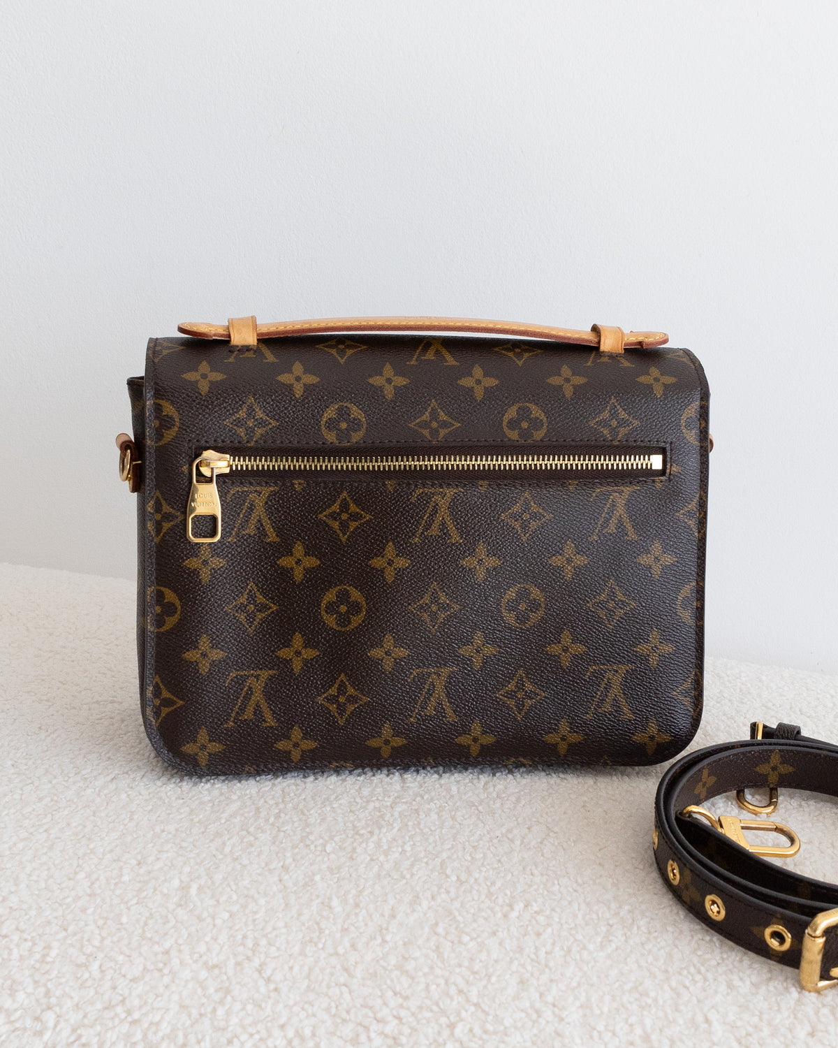LOUIS VUITTON Pochette Metis
