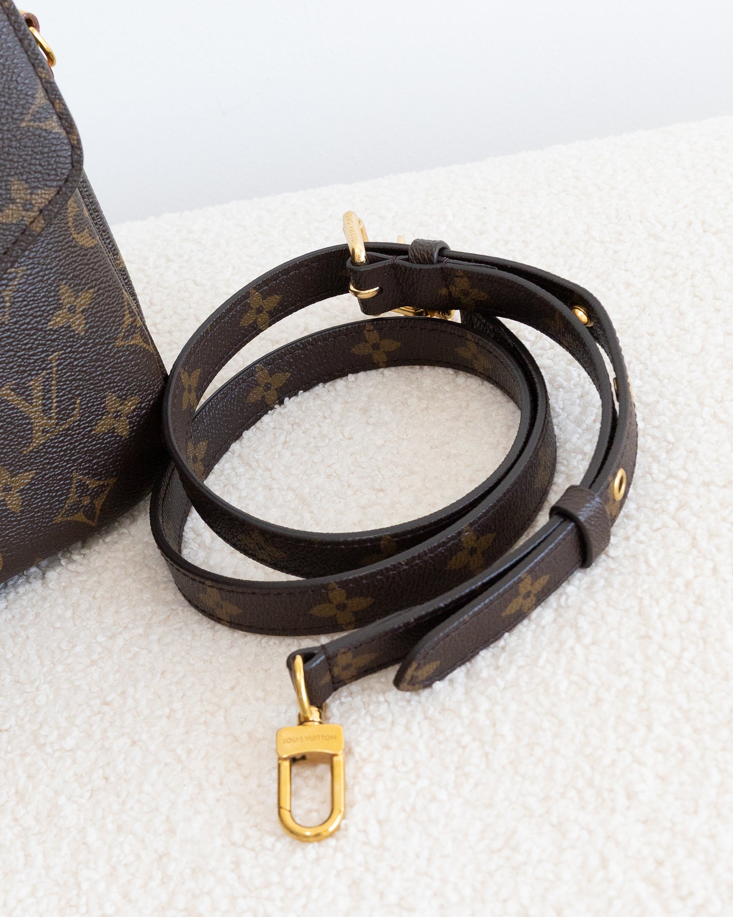 LOUIS VUITTON Pochette Metis