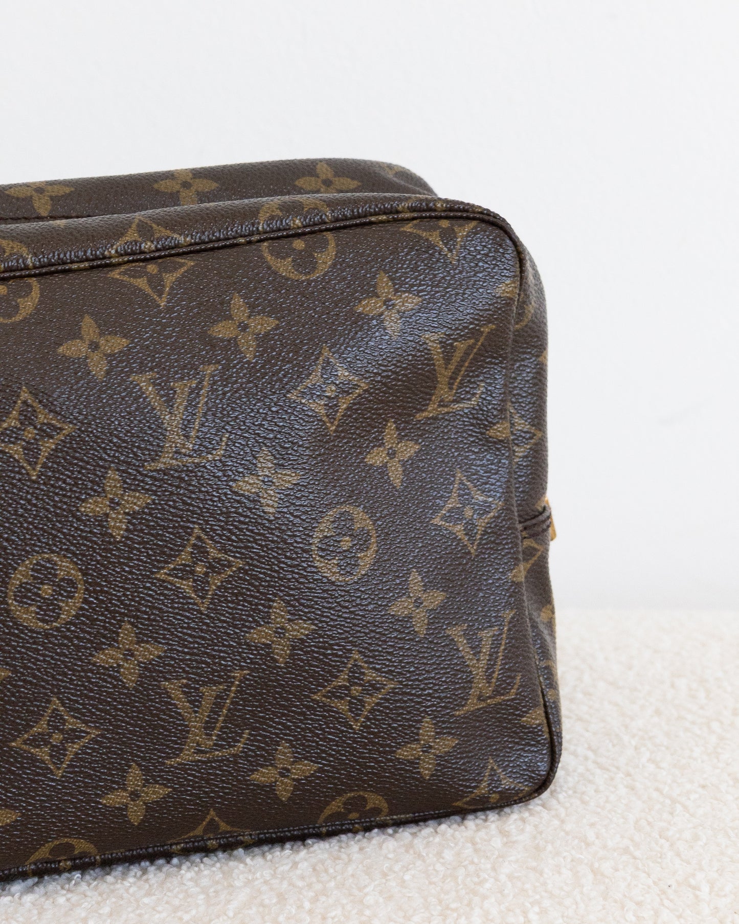 LOUIS VUITTON Trousse Toilette 28