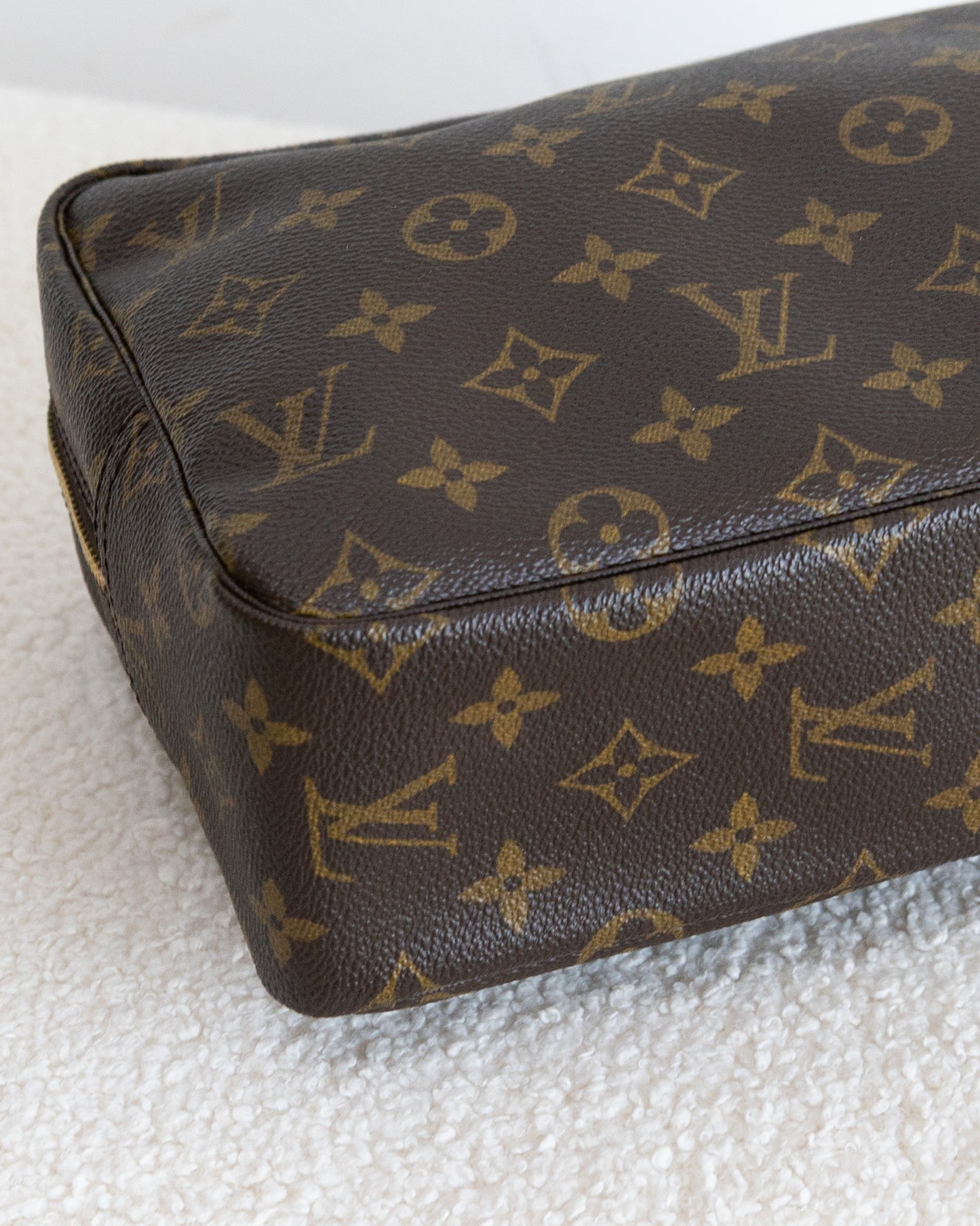 LOUIS VUITTON Trousse 28