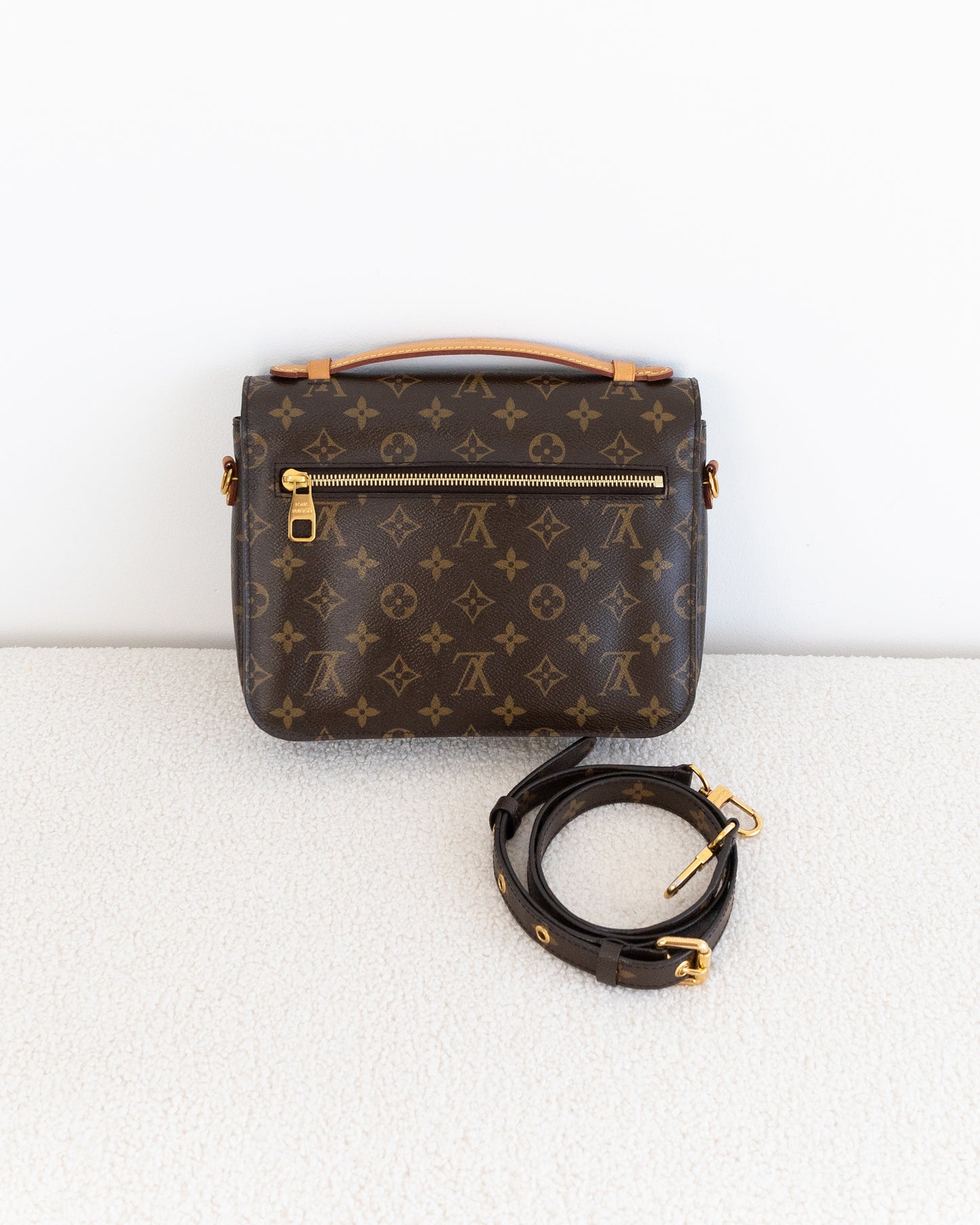 LOUIS VUITTON Pochette Metis