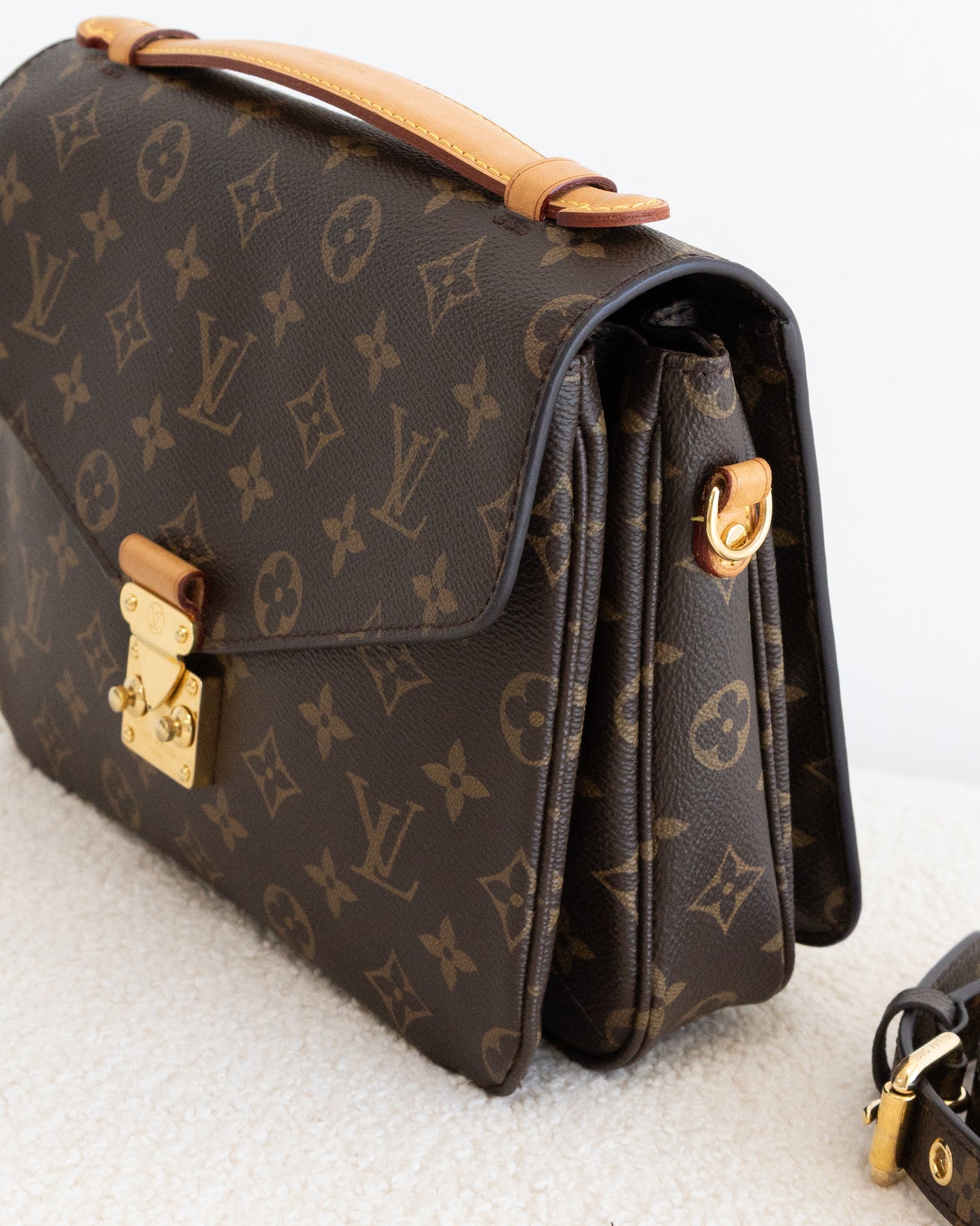 LOUIS VUITTON Pochette Metis