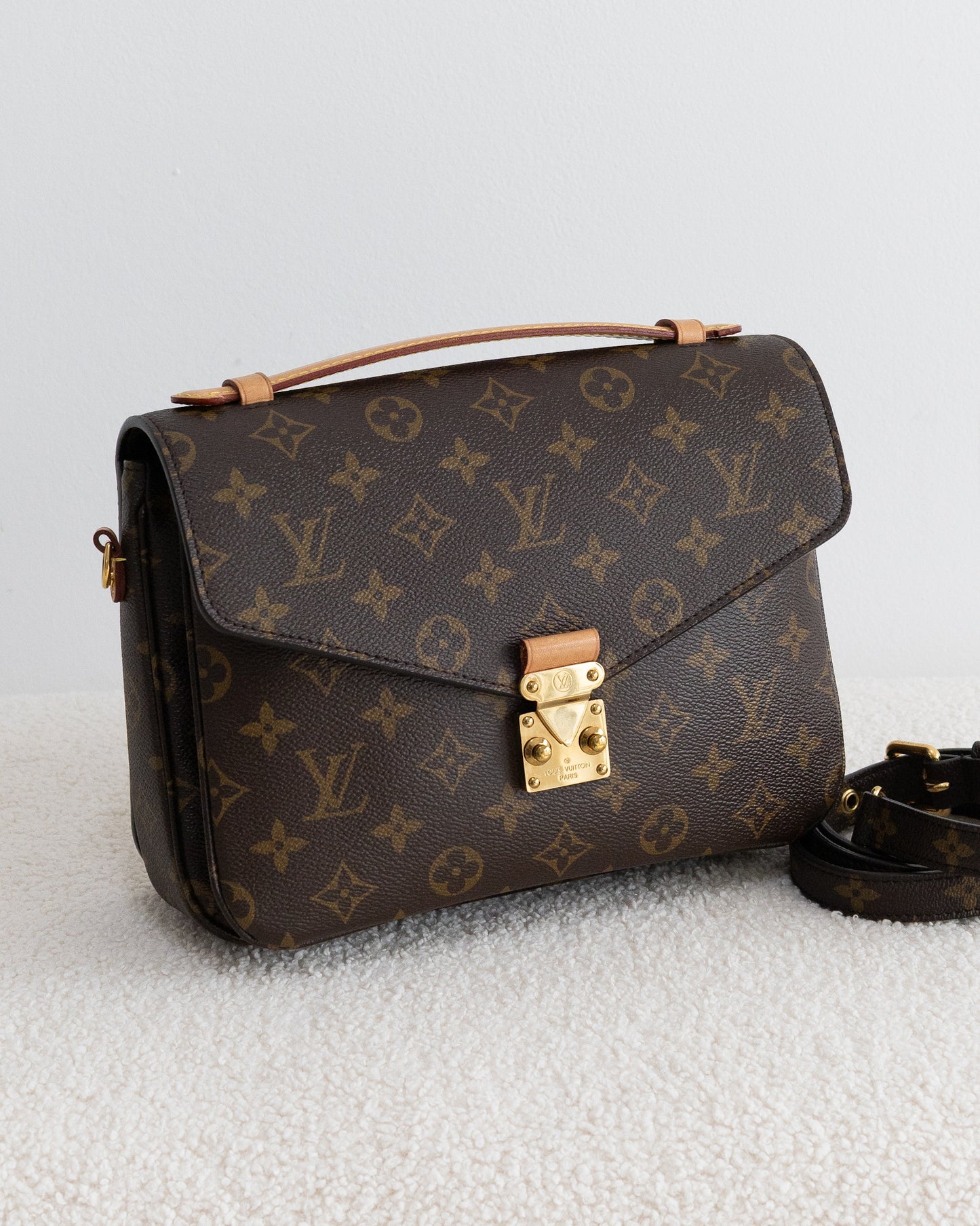 LOUIS VUITTON Pochette Metis