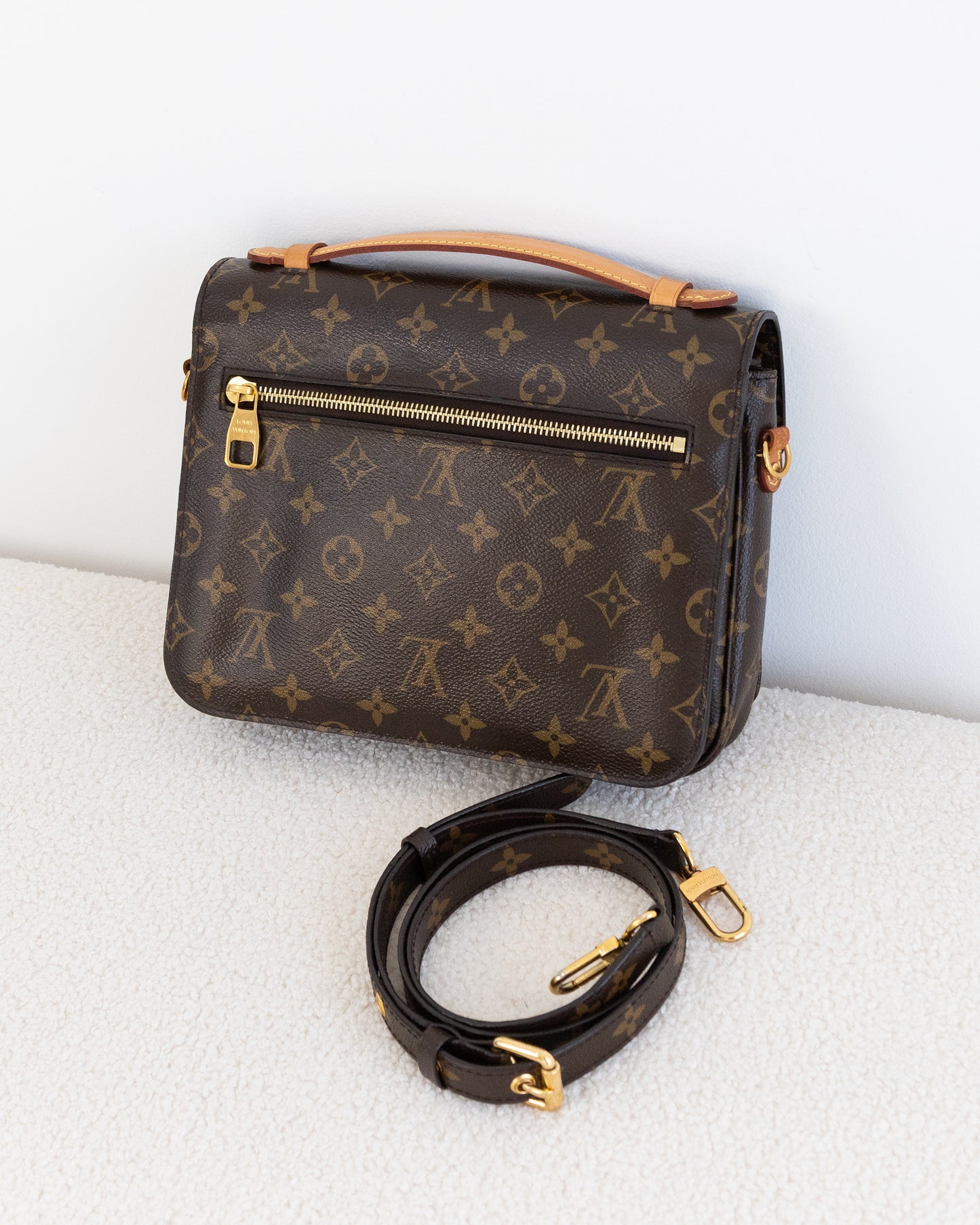LOUIS VUITTON Pochette Metis