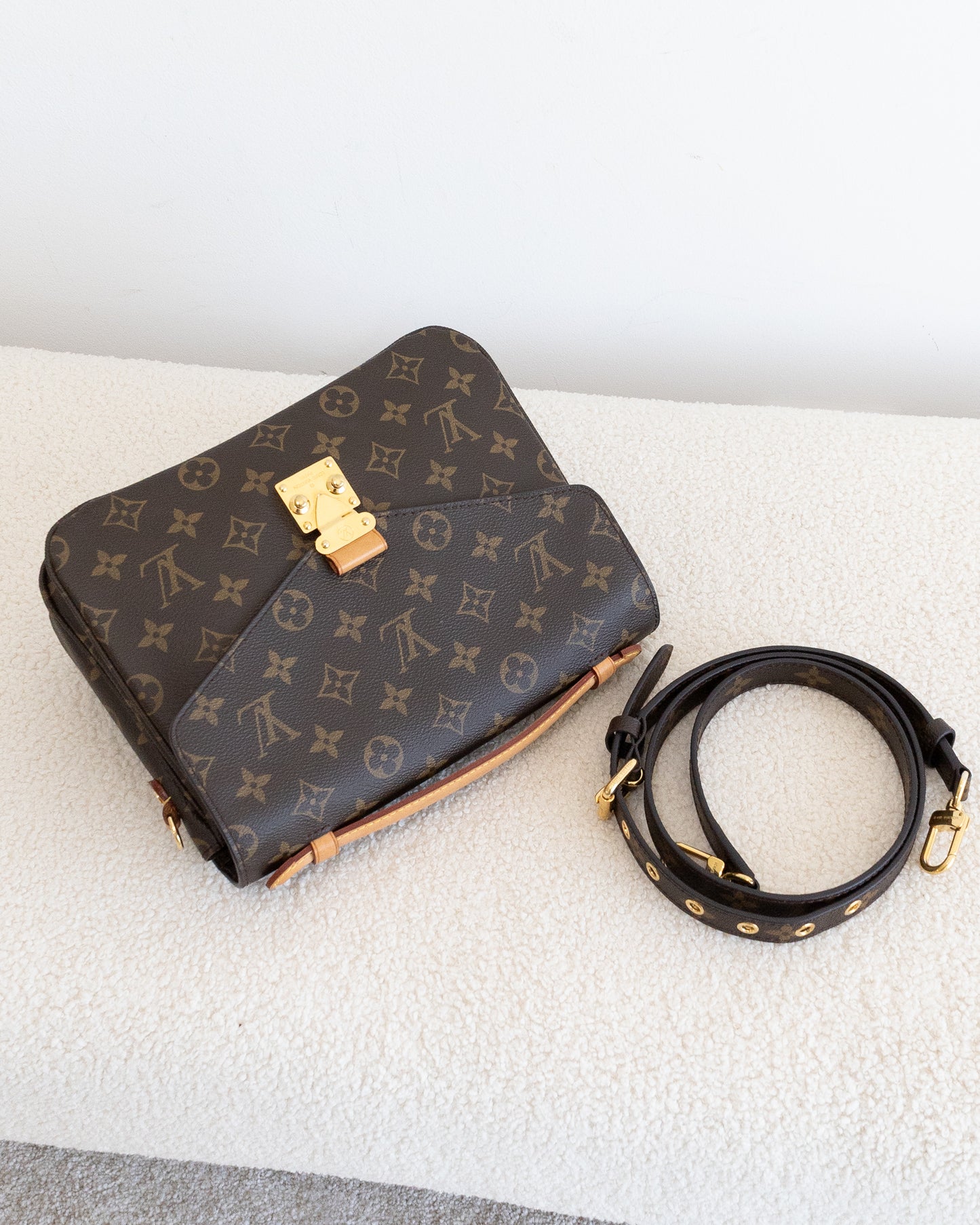 LOUIS VUITTON Pochette Metis