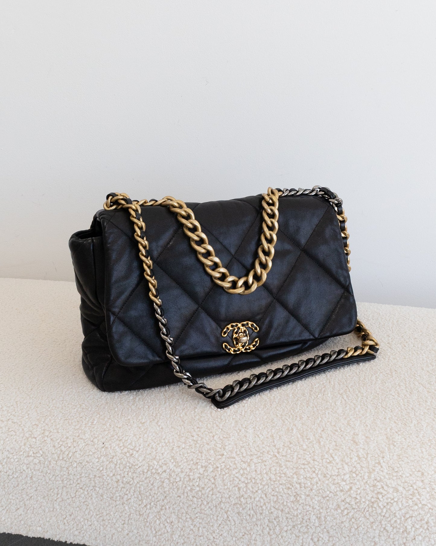 CHANEL 19 Maxi