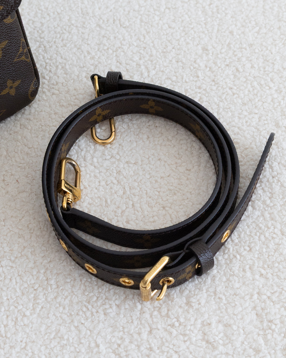 LOUIS VUITTON Pochette Metis