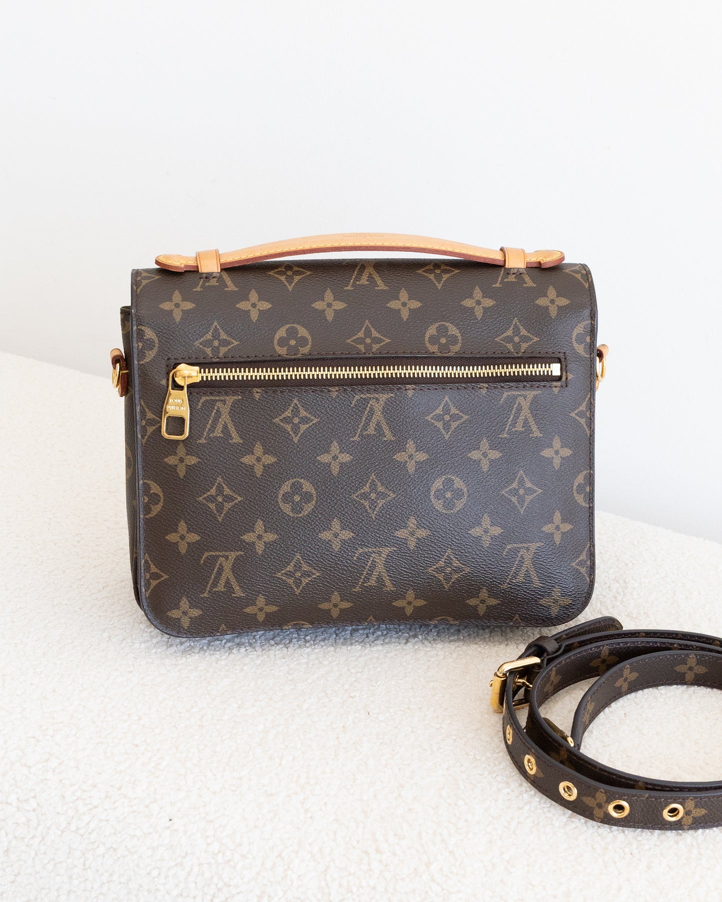 LOUIS VUITTON Pochette Metis