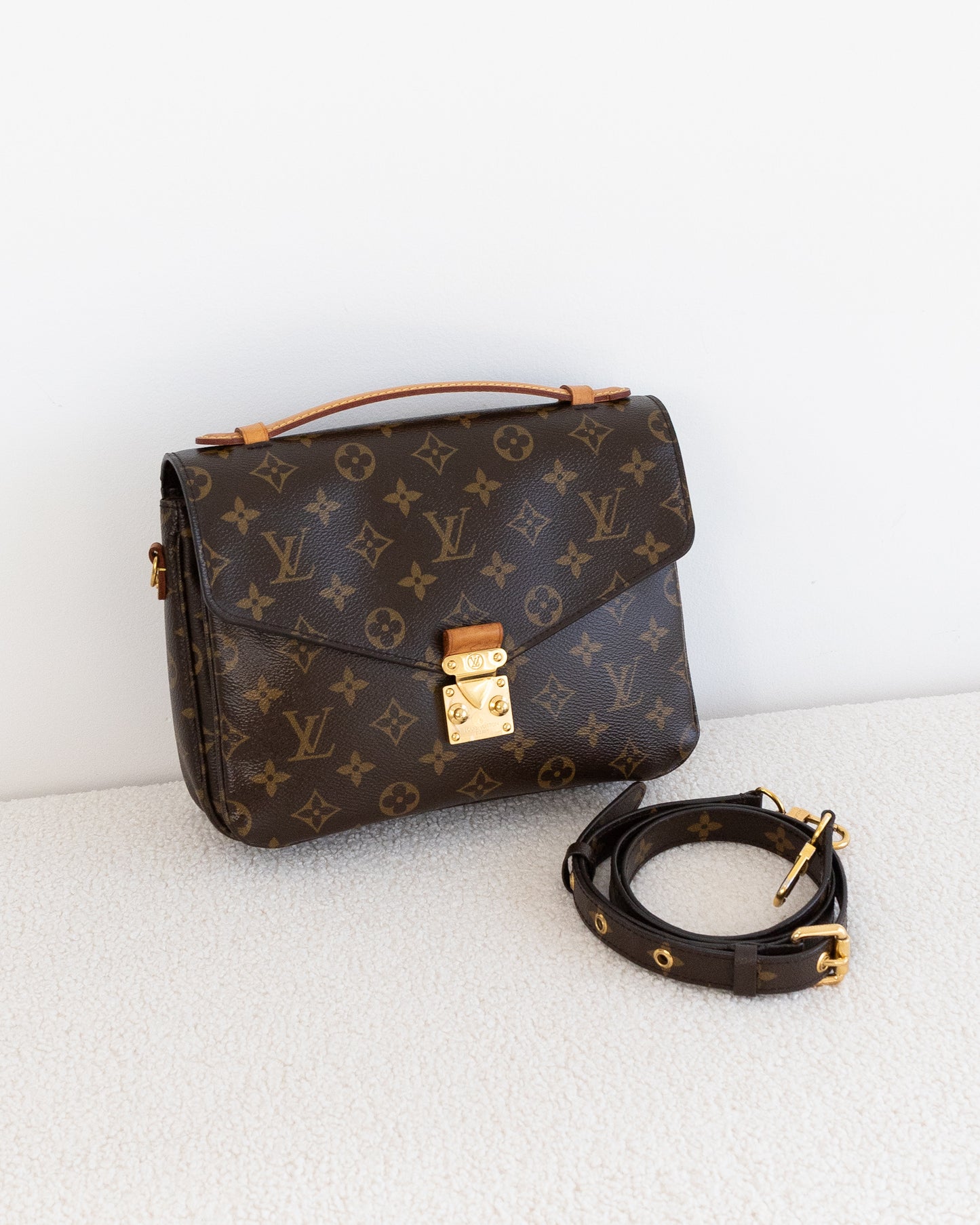 LOUIS VUITTON Pochette Metis