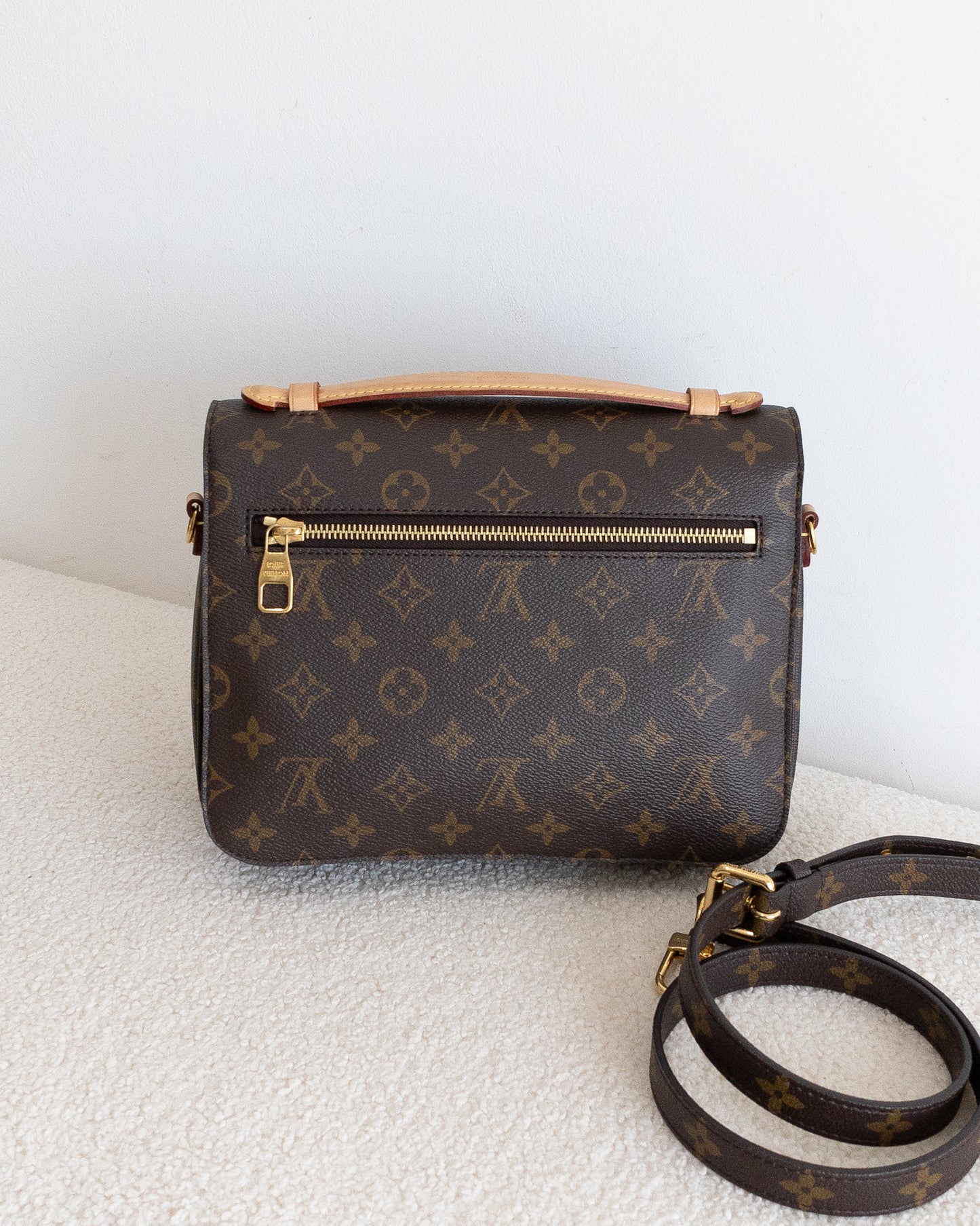 LOUIS VUITTON Pochette Metis